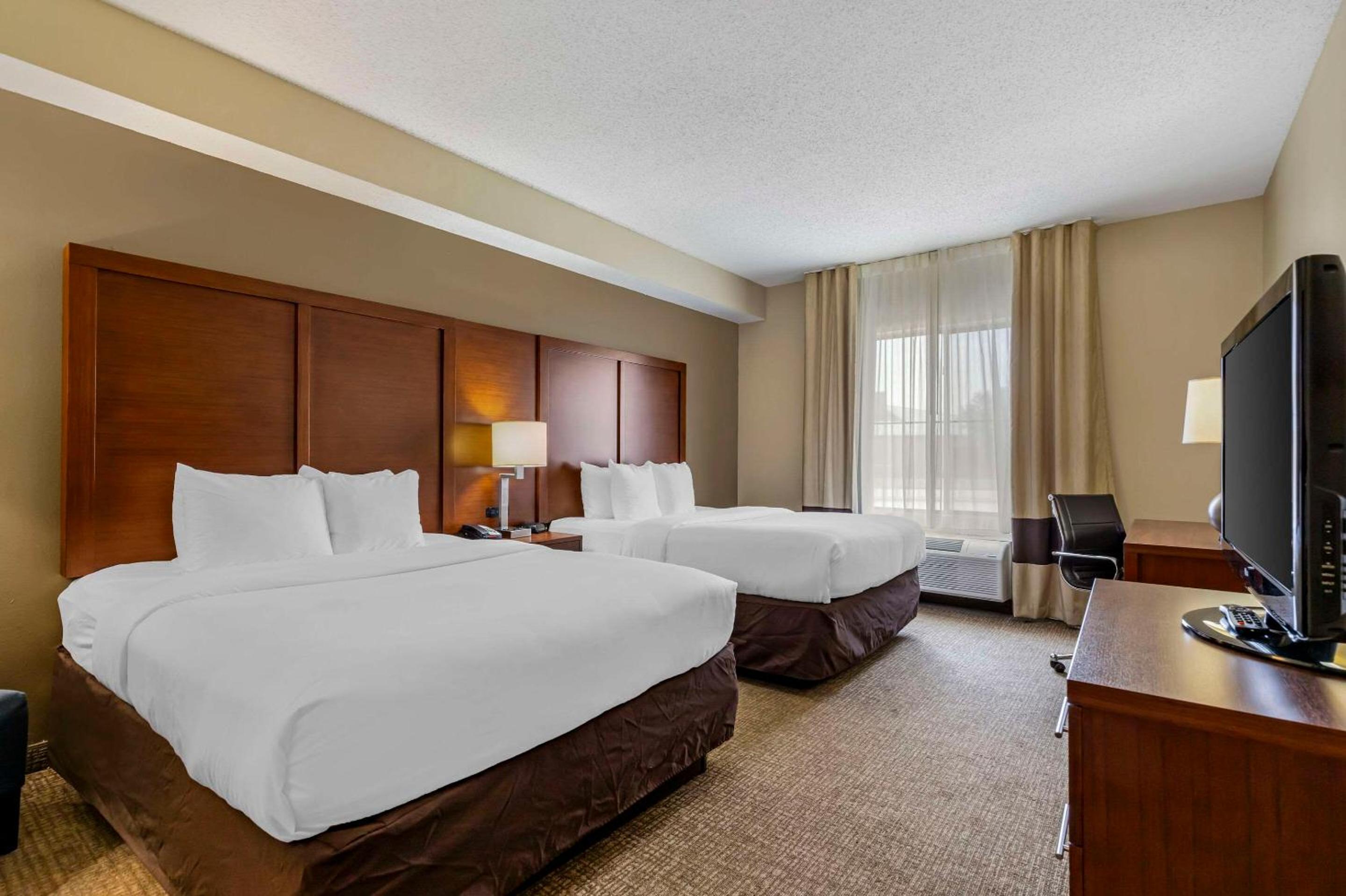 Queen Room with Two Queen Beds - Non-Smoking - Photo 3