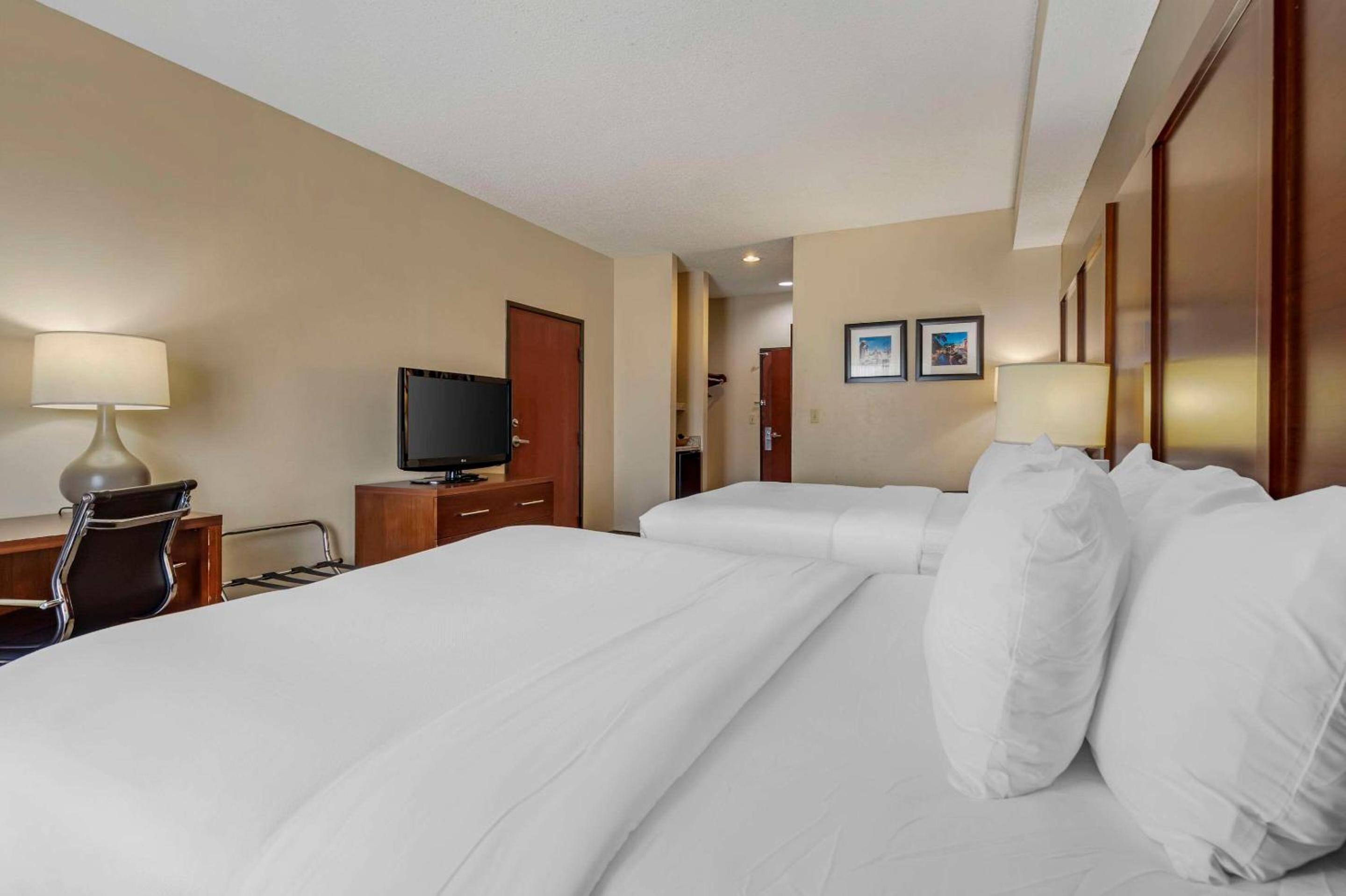 Queen Room with Two Queen Beds - Non-Smoking - Photo 4