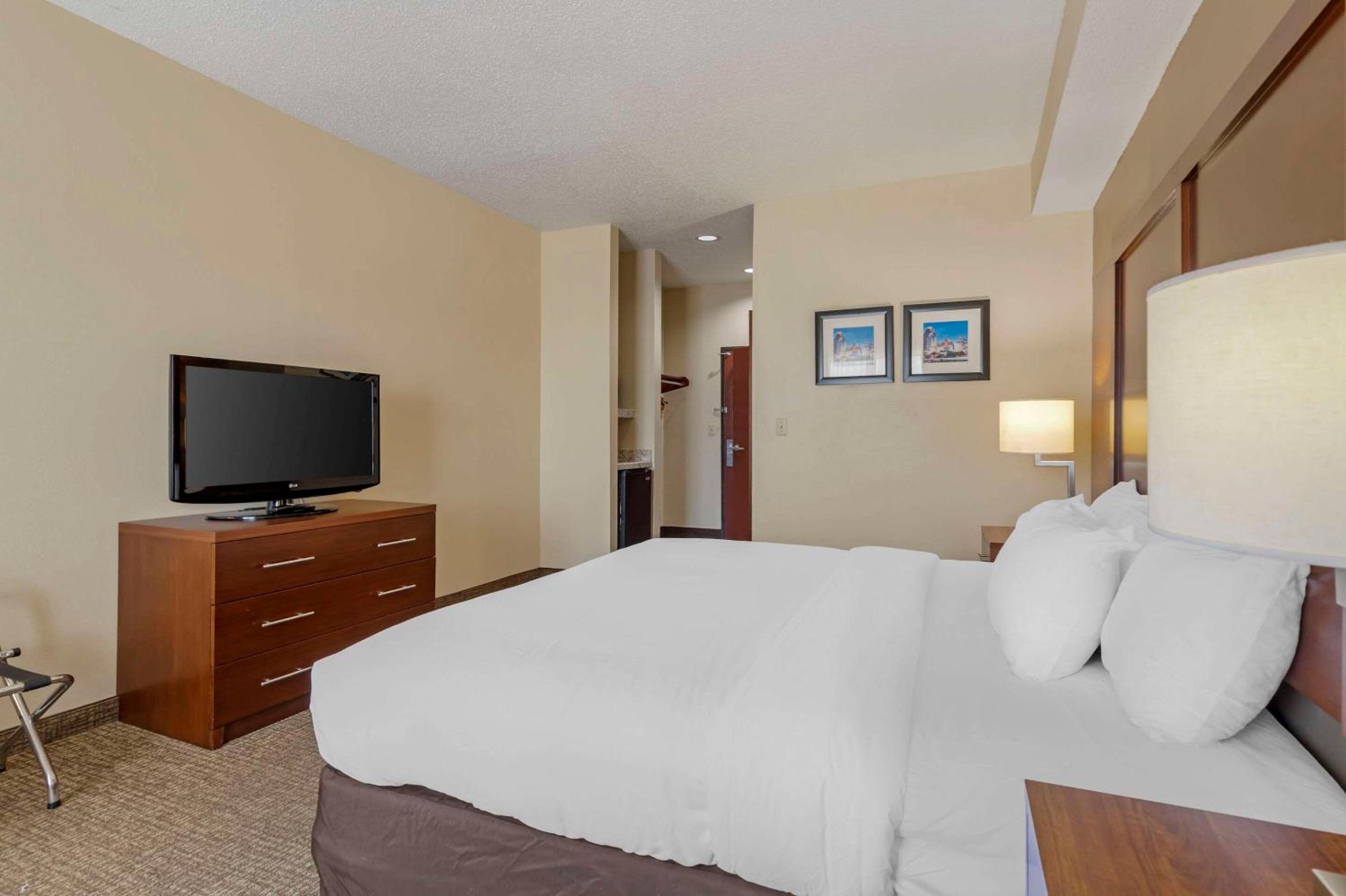King Room - Non-Smoking - Photo 2