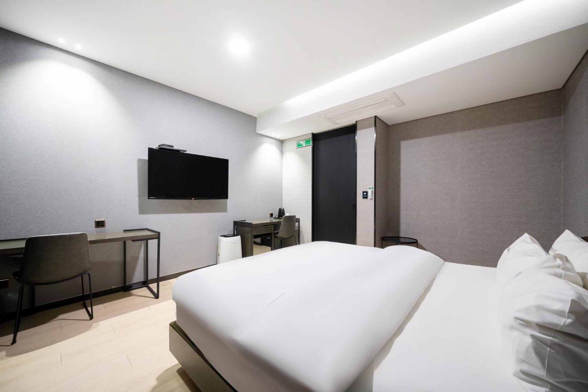 Standard Double Room - Photo 7