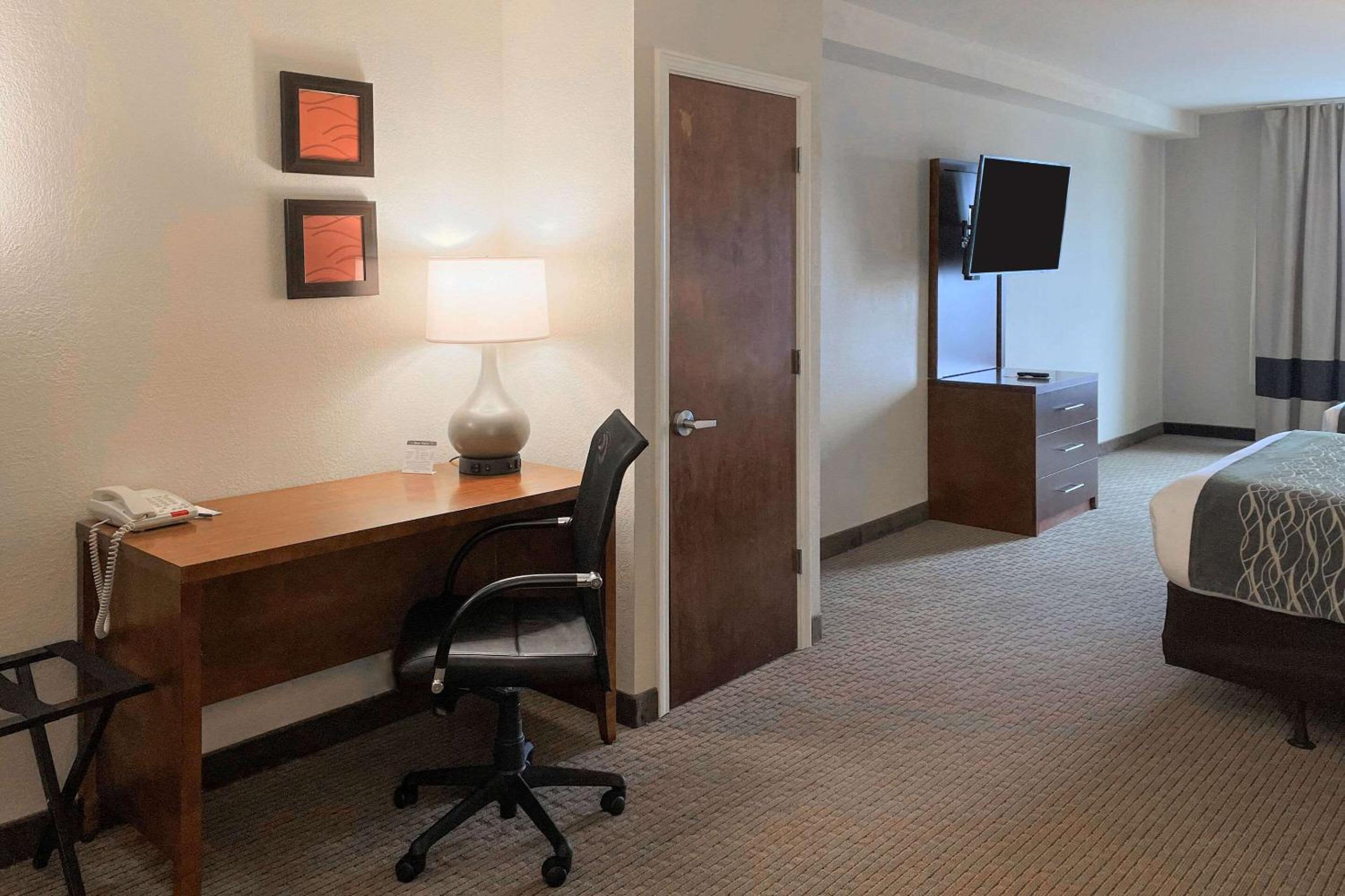 Queen Room with Two Queen Beds - Non-Smoking photo 3