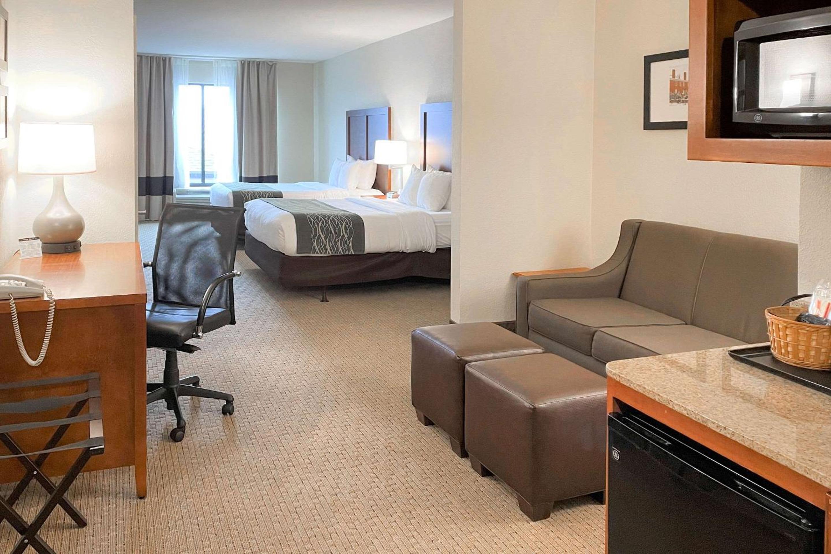 Suite with Two Queen Beds - Accessible/Non-Smoking photo 2
