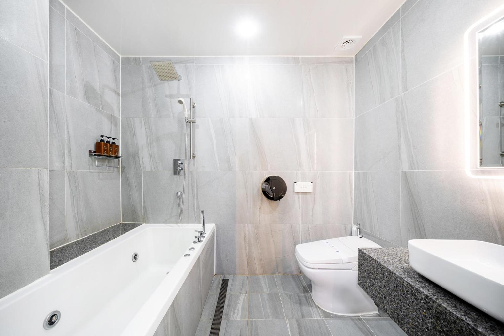 Deluxe Double Room - Photo 11
