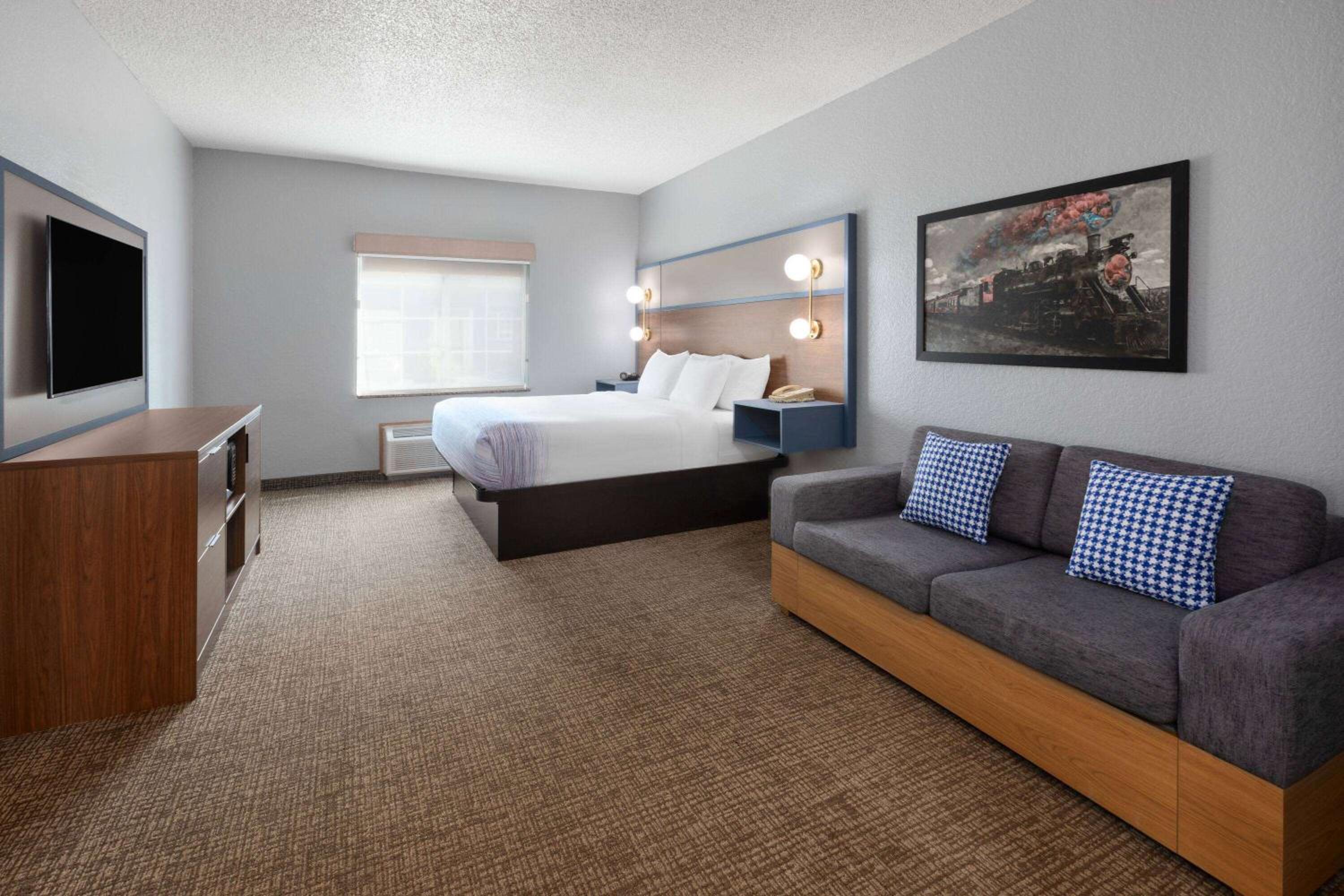 Deluxe King Room - Non-Smoking photo 1
