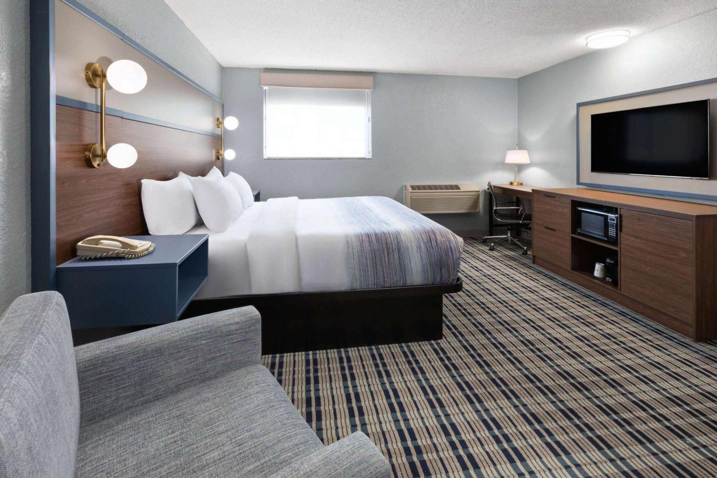 King Room - Non-Smoking photo 2