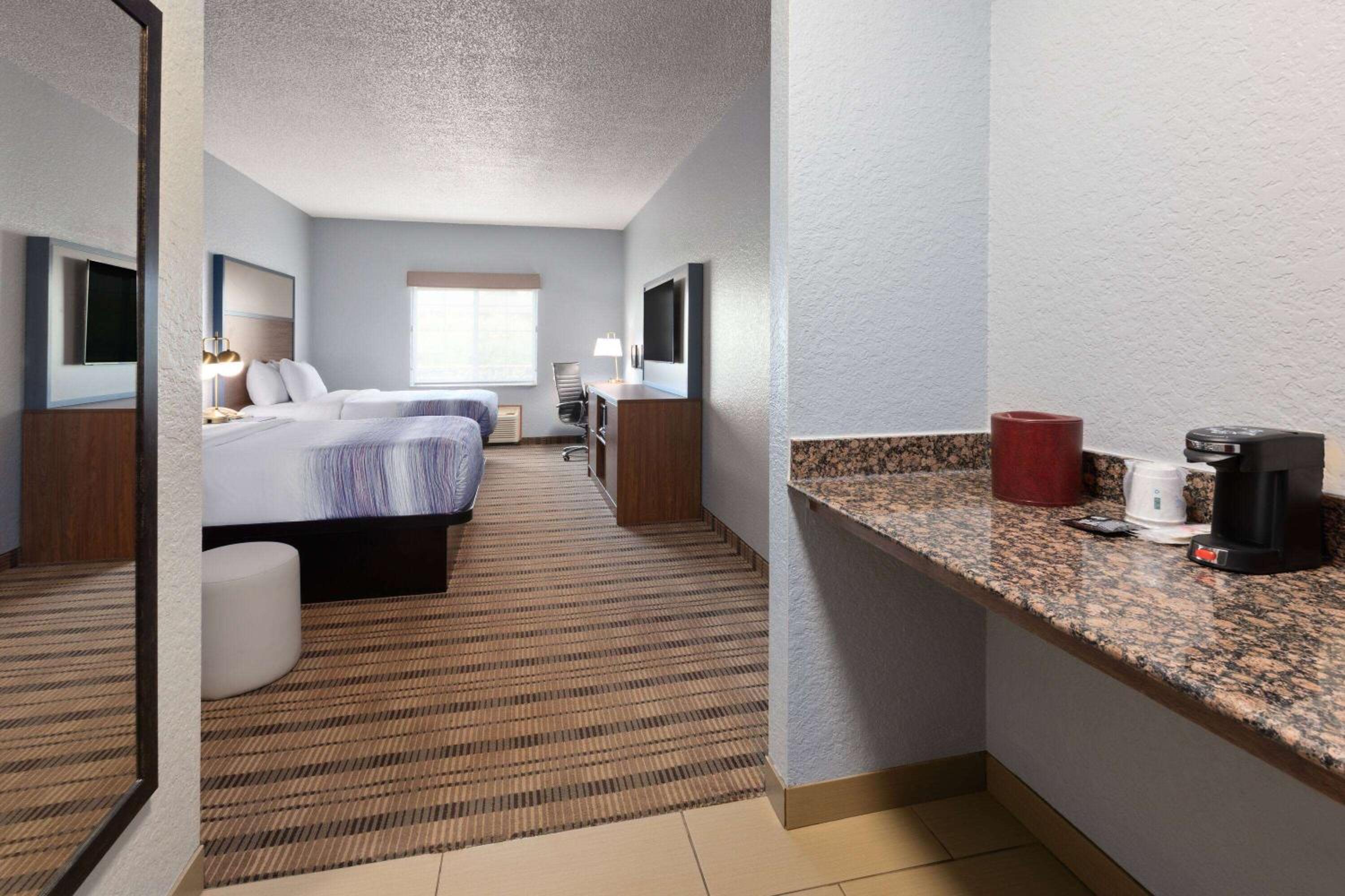 Queen Room with Two Queen Beds - Non-Smoking photo 2