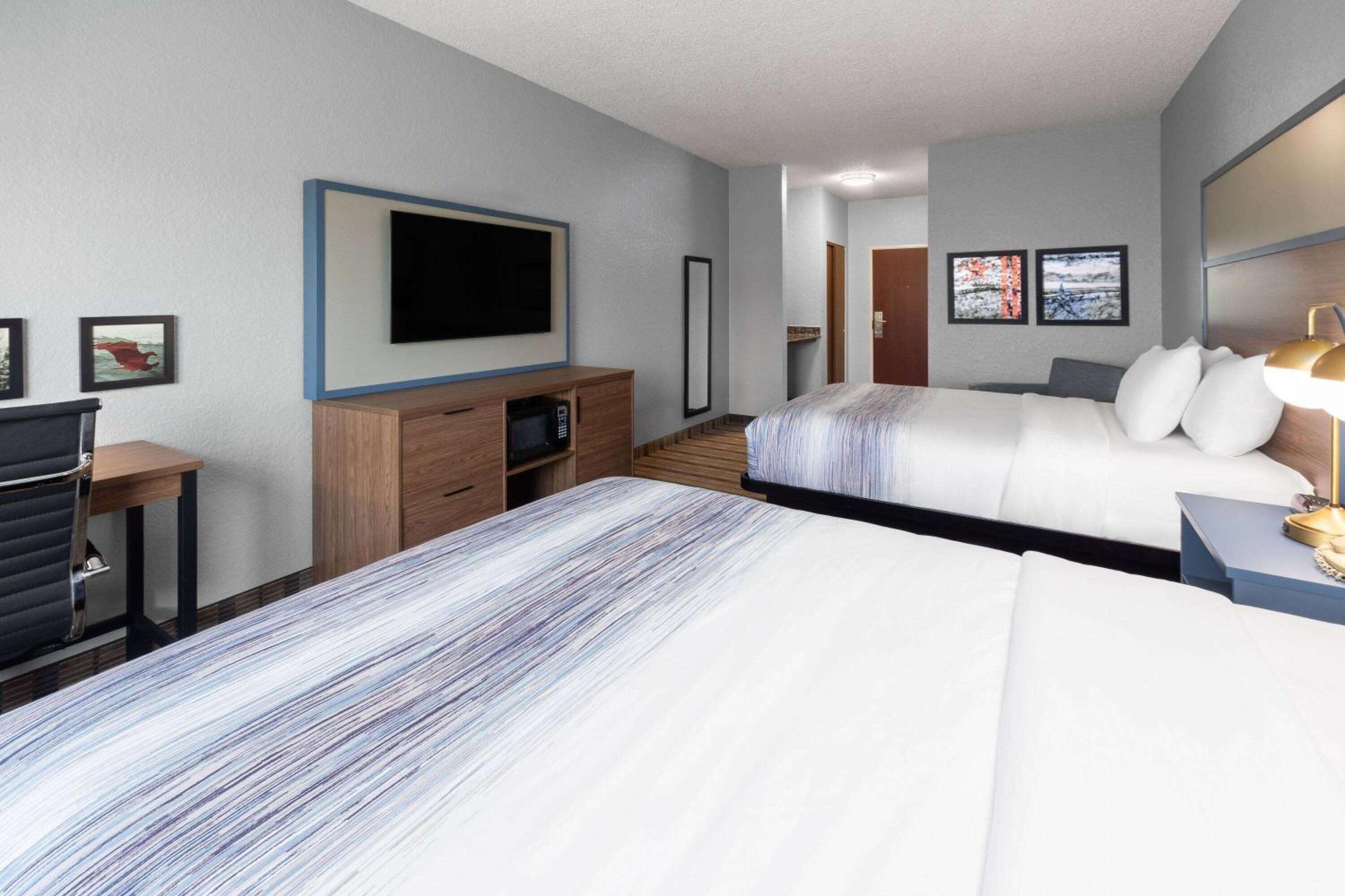 Queen Room with Two Queen Beds - Non-Smoking photo 3