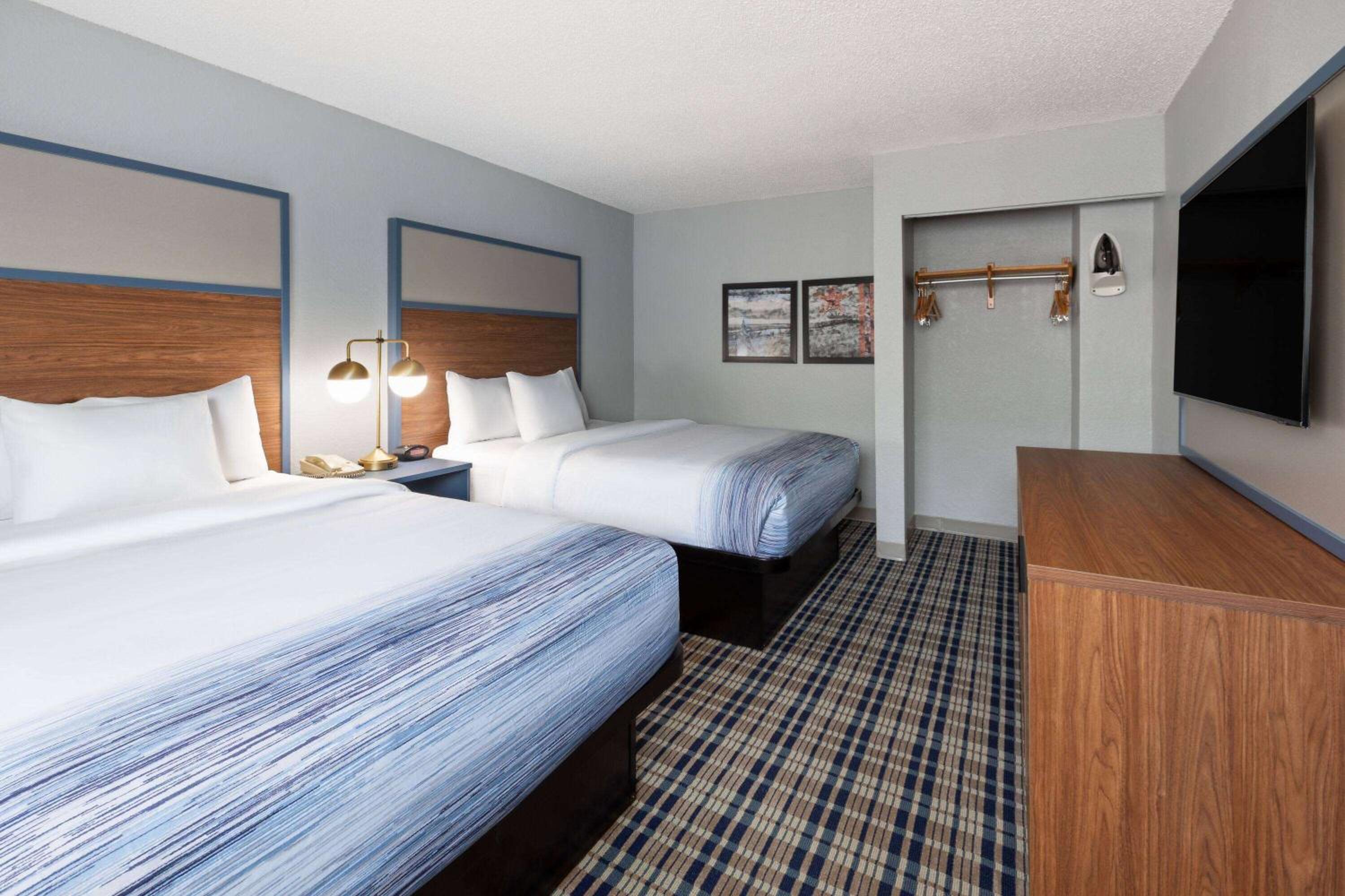 One-Bedroom Suite with Two Queen Beds, Non-Smoking photo 2