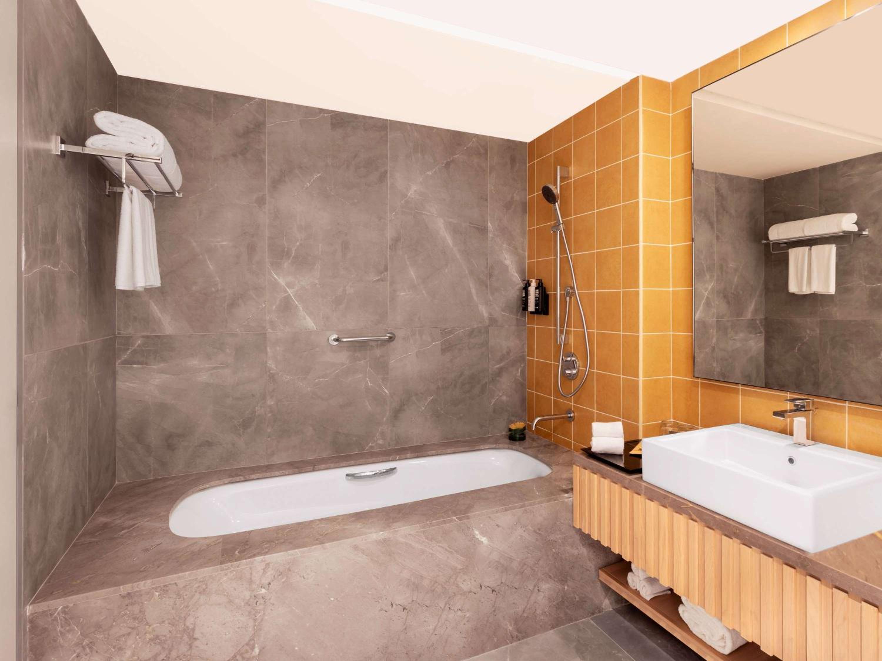 Superior Queen Suite with 10% discount on SPA,Happy Hours 1+1 on IMFL at Flamingo Bar, Early checkin & Late Checkout (Subject to Availability) - Photo 4