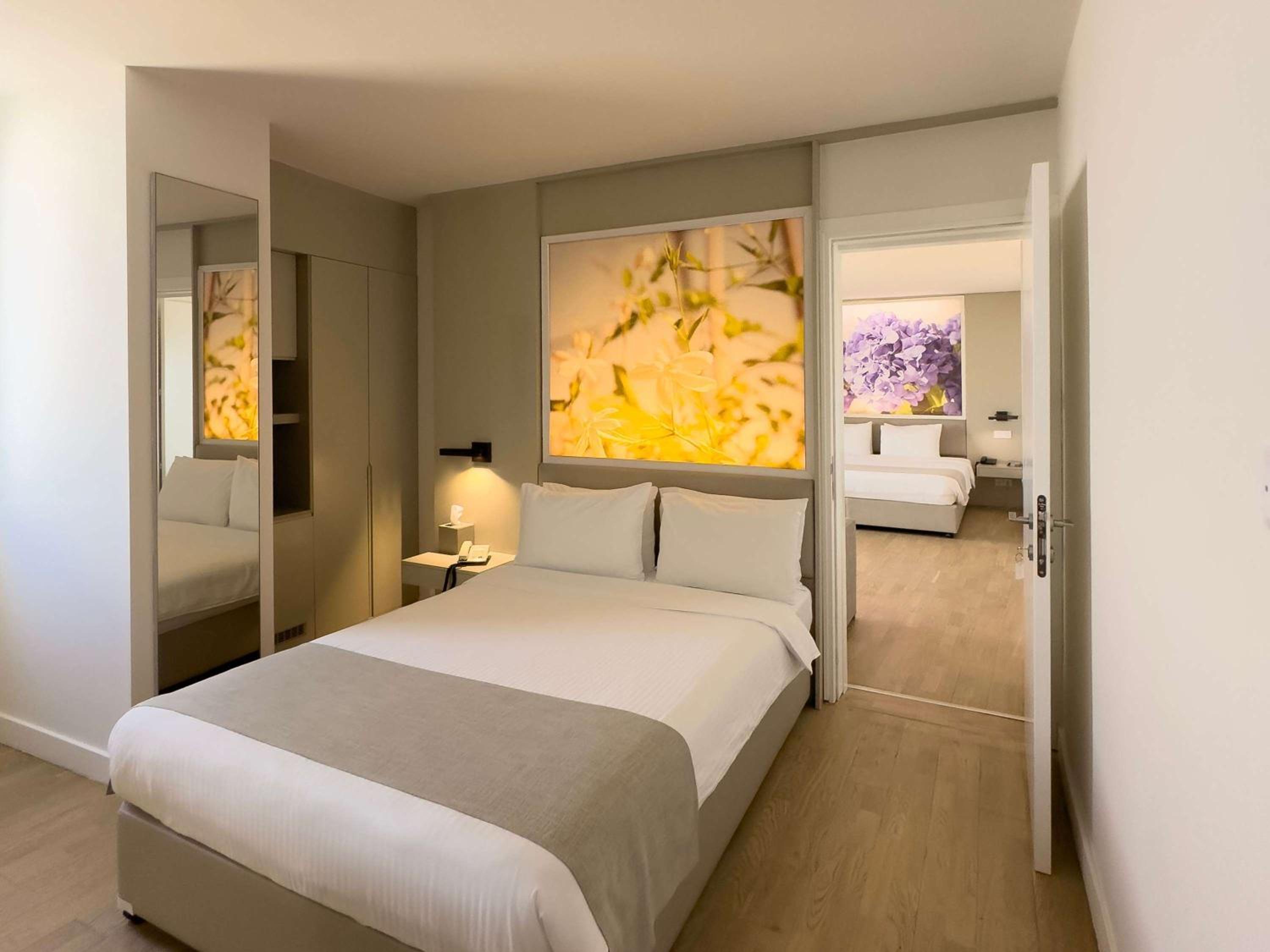 Deluxe King Room - Photo 2