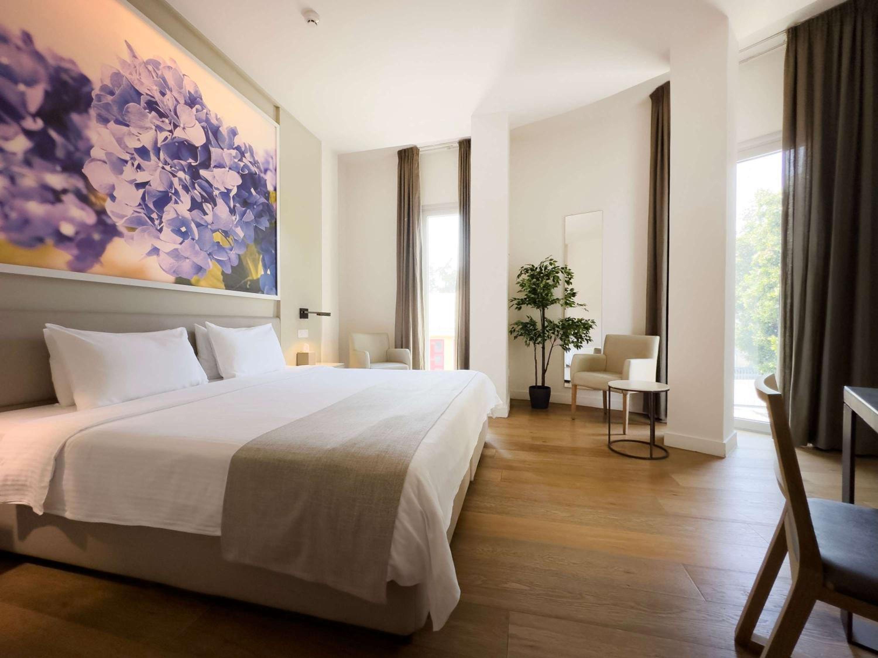 Deluxe King Room - Photo 1