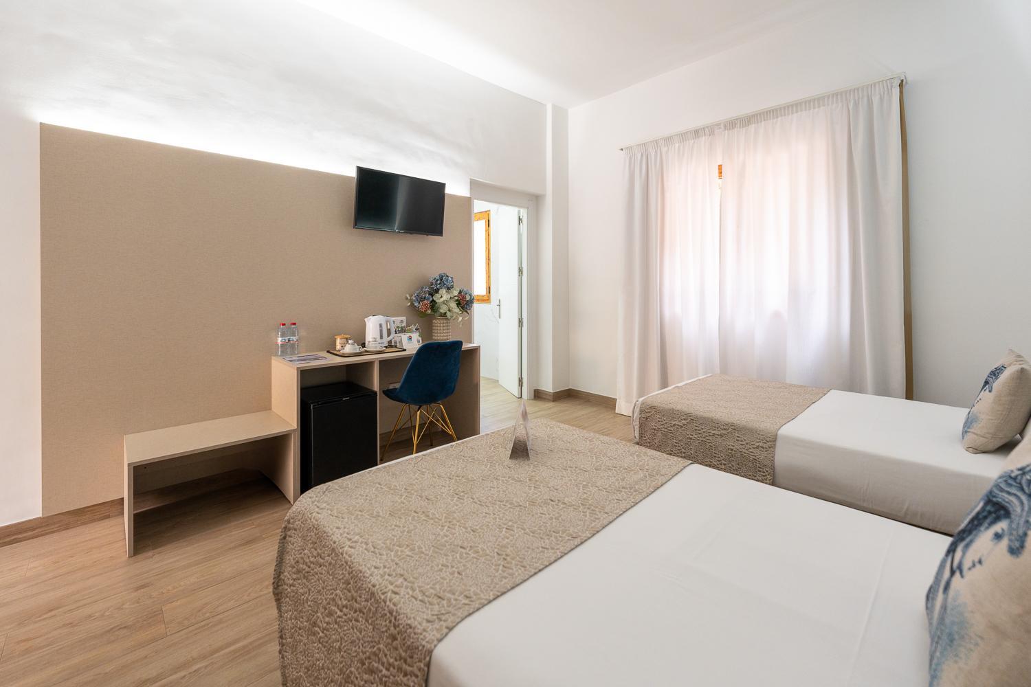 Twin Room - Photo 11