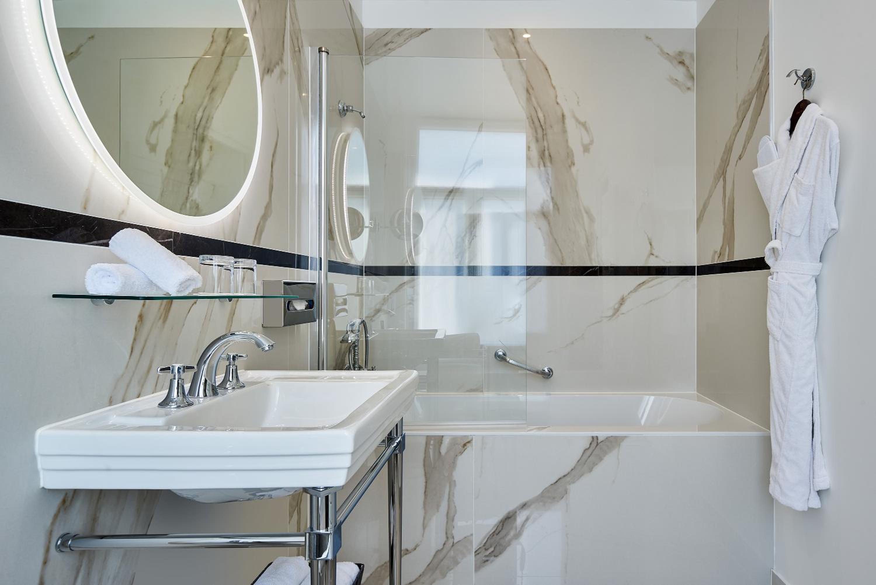 Executive room - rue de la Paix View