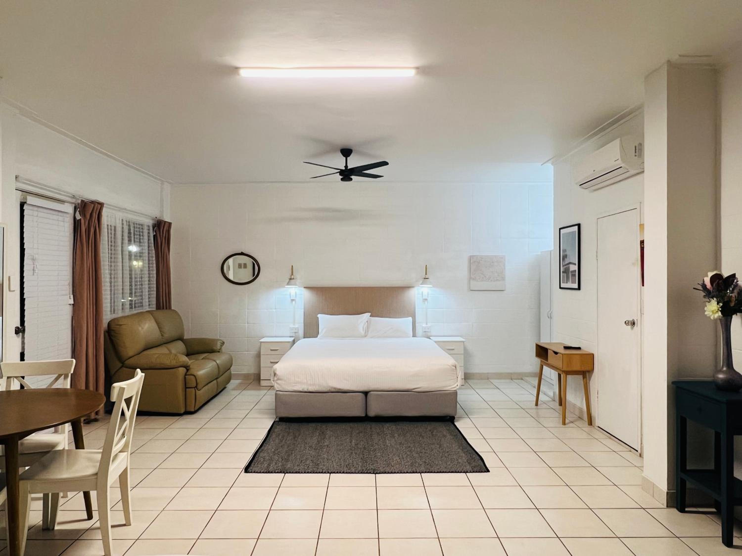 Premium King Suite - Not Pet Friendly - Photo 8