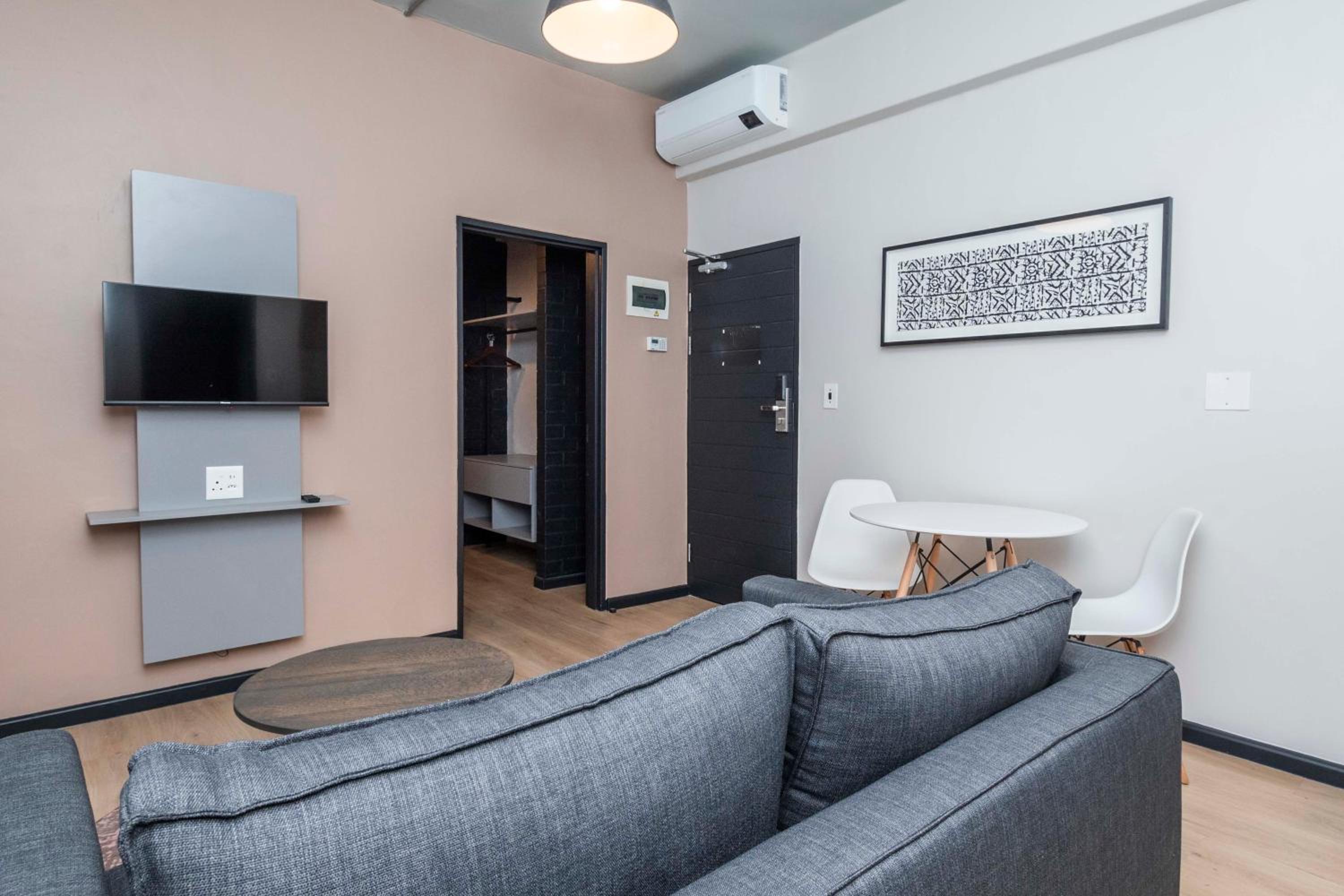 One-Bedroom Apartment - Photo 6