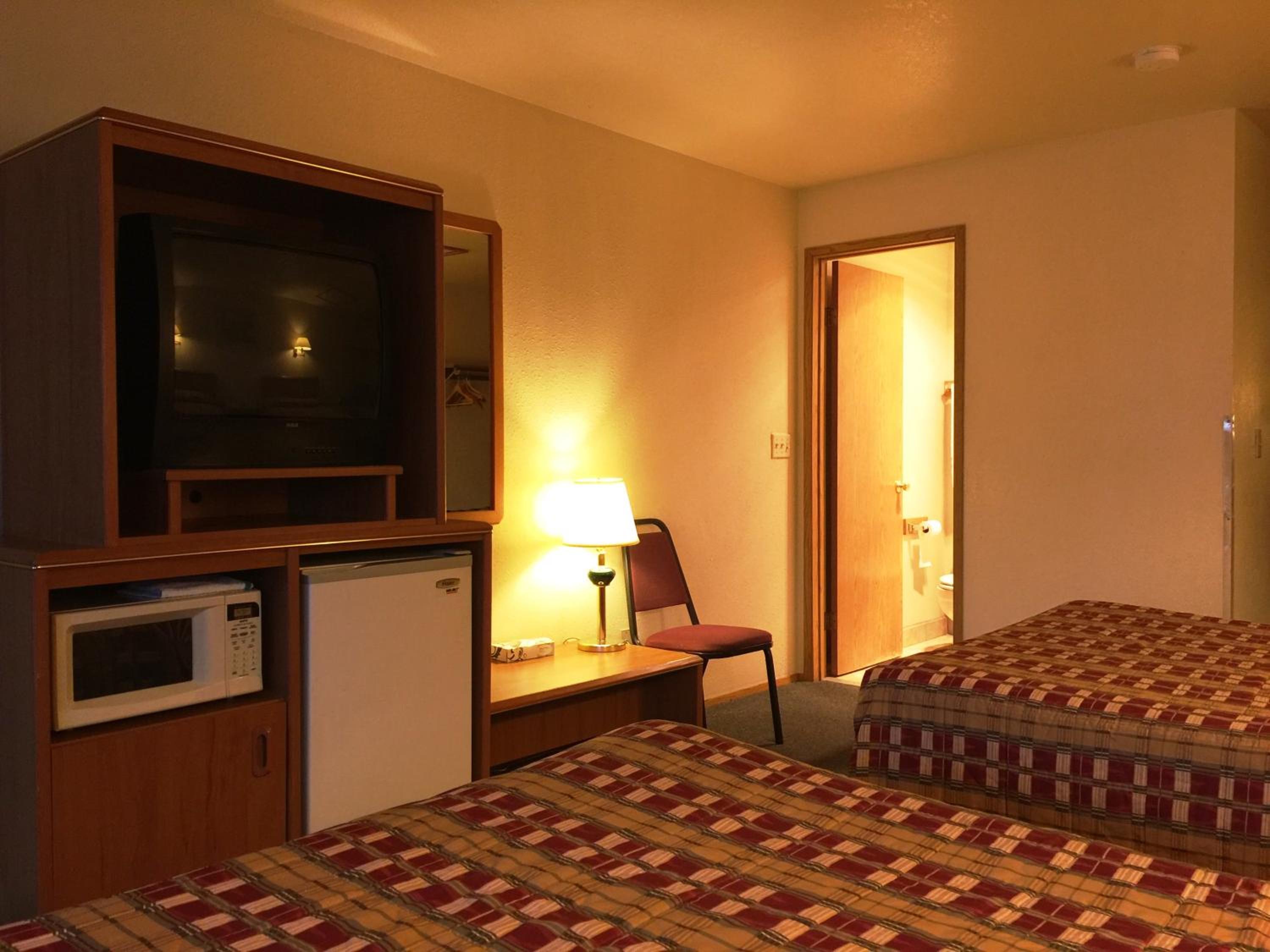 Queen Room with Two Queen Beds - Photo 15