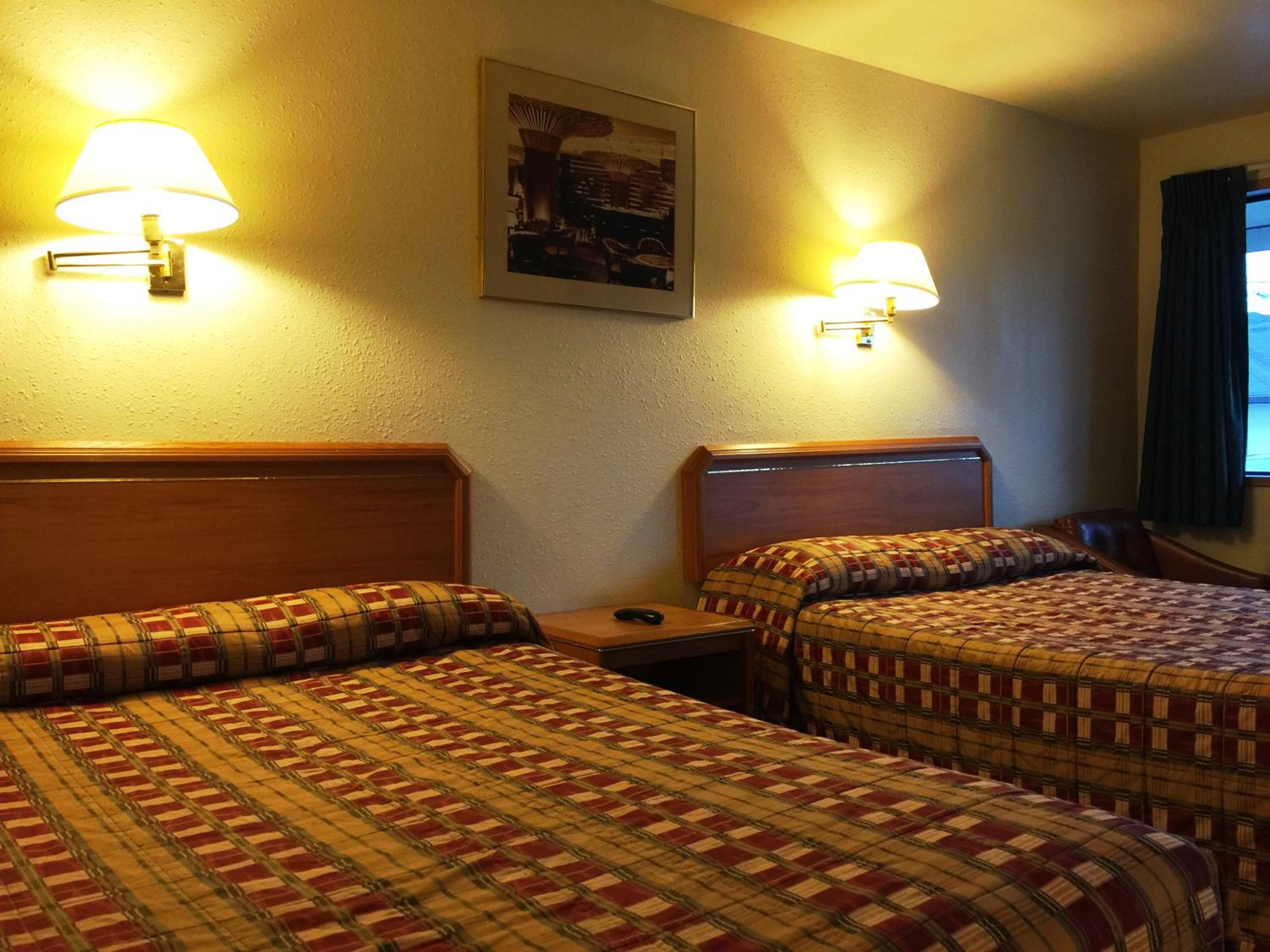 Queen Room with Two Queen Beds - Photo 18