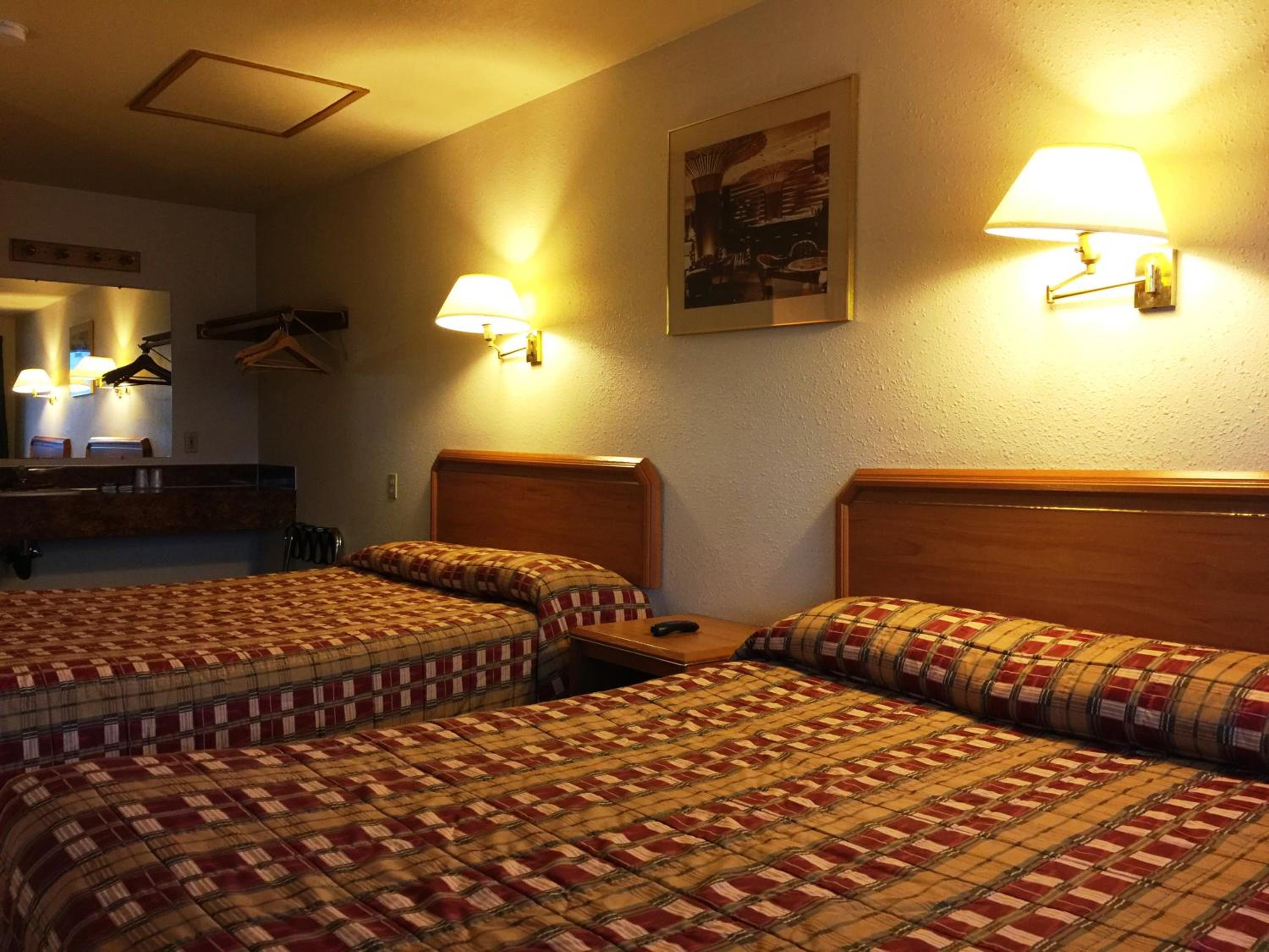 Queen Room with Two Queen Beds - Photo 6