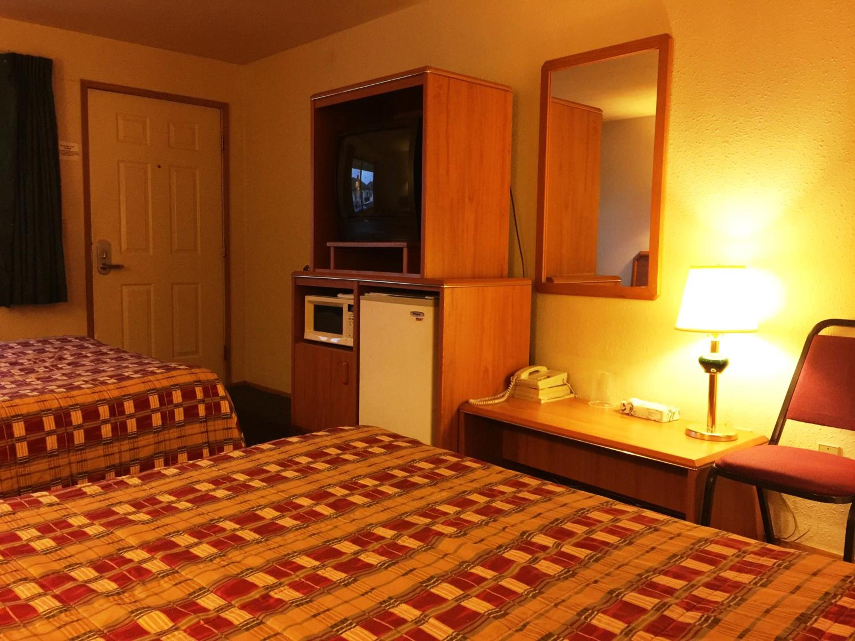 Queen Room with Two Queen Beds - Photo 14