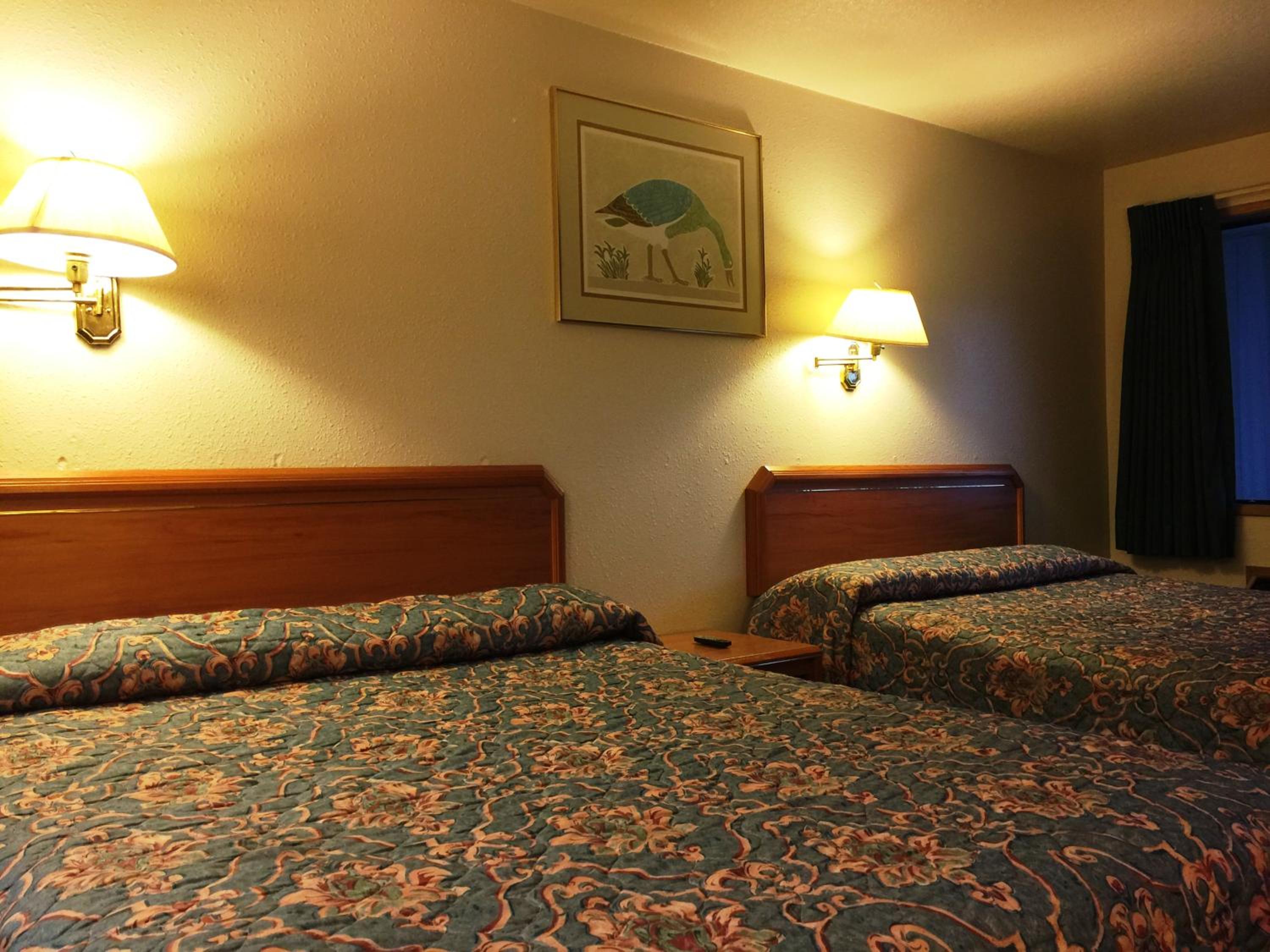Queen Room with Two Queen Beds - Photo 5