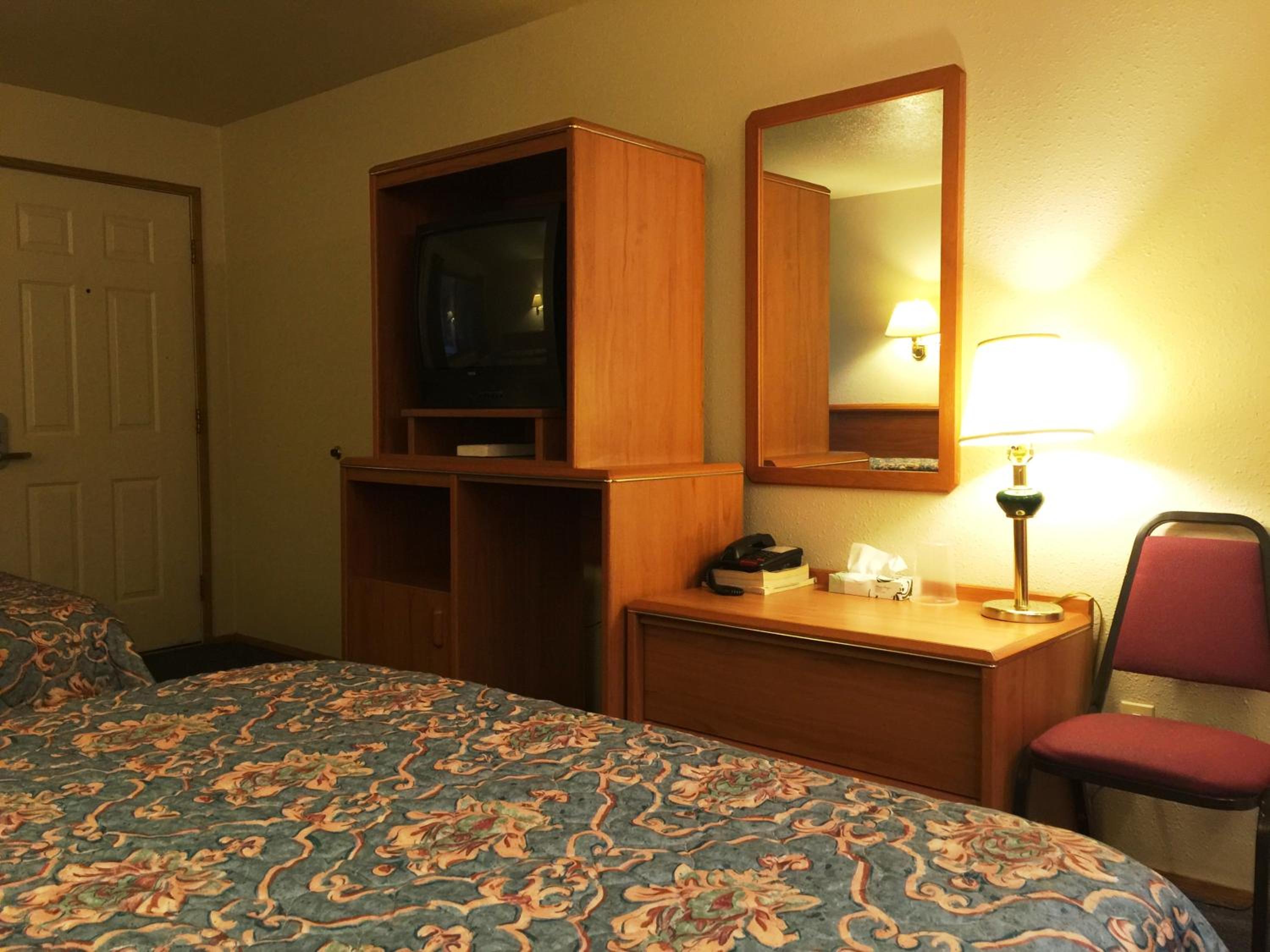 Queen Room with Two Queen Beds - Photo 17