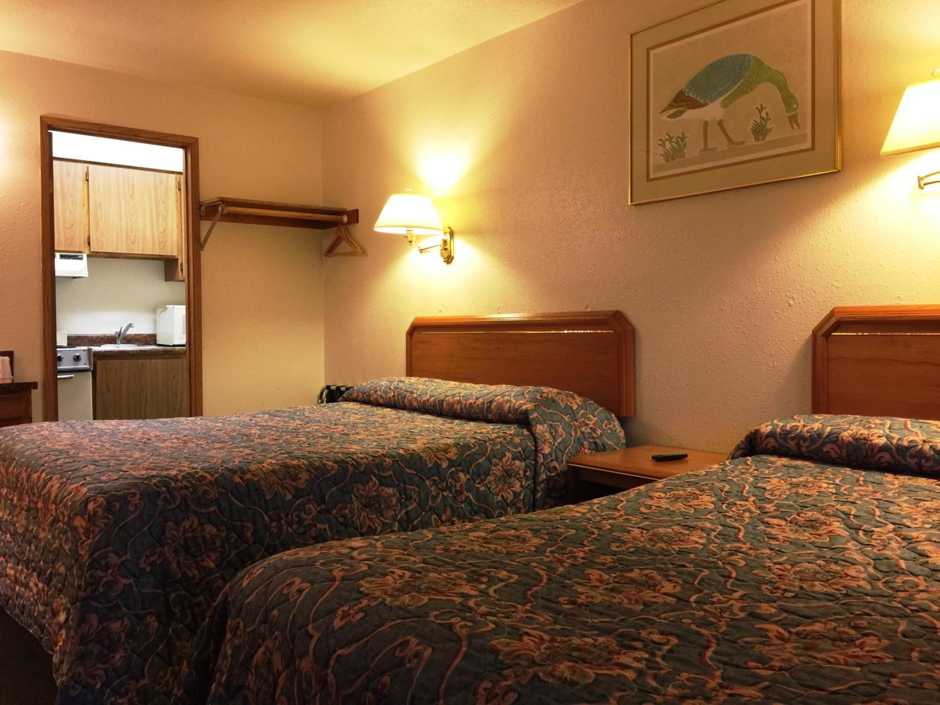 Queen Room with Two Queen Beds - Photo 4