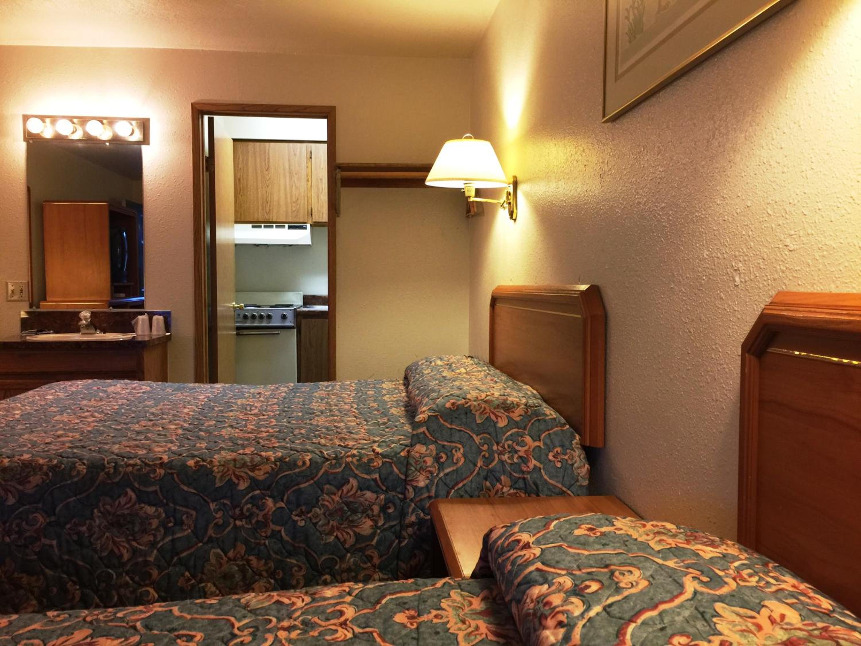 Queen Room with Two Queen Beds - Photo 3