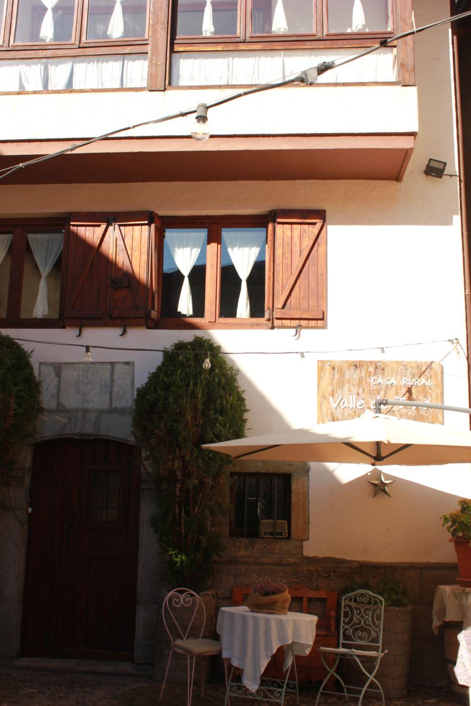 Seven-Bedroom House photo 3