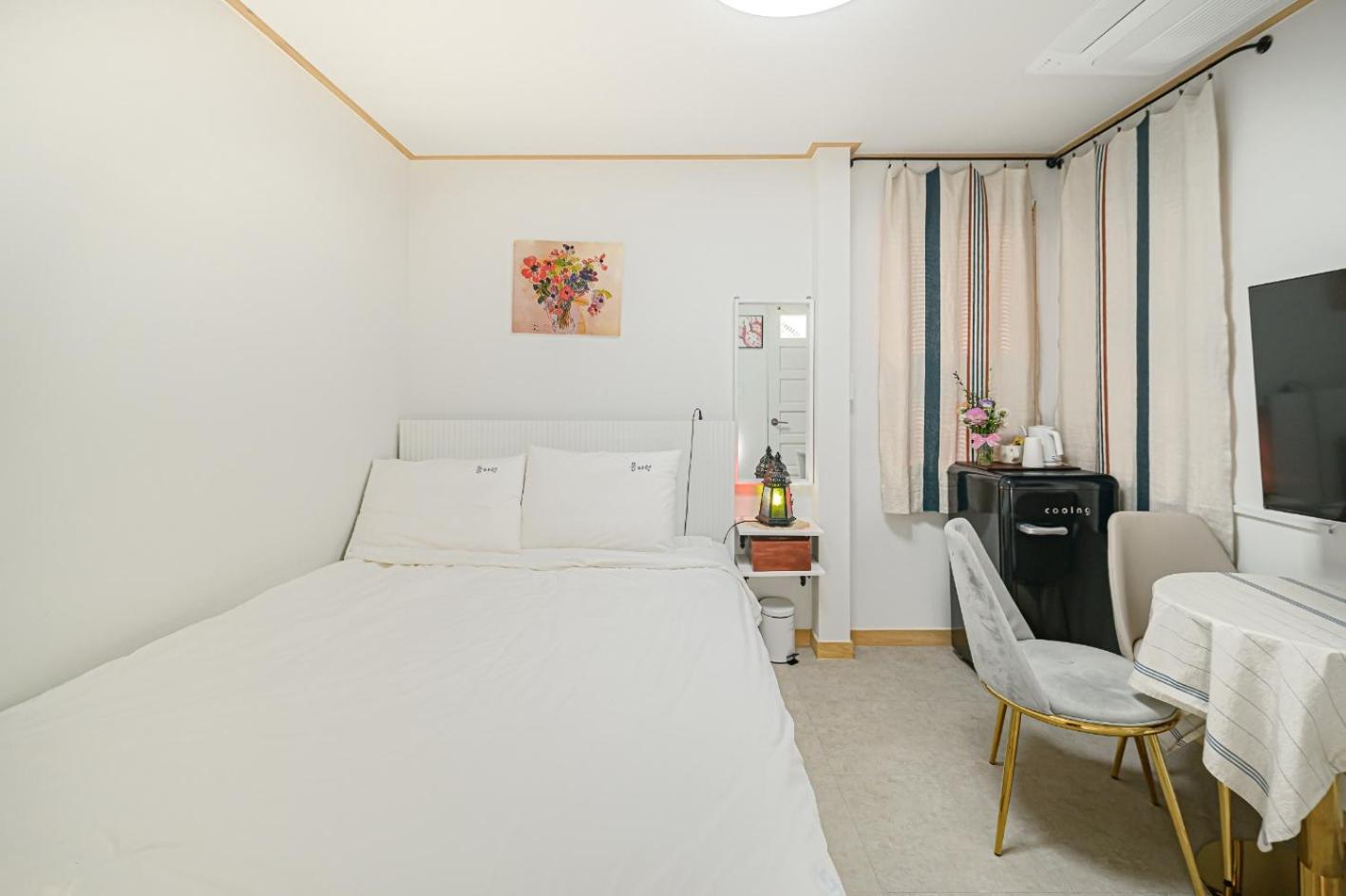 Hill room photo 2