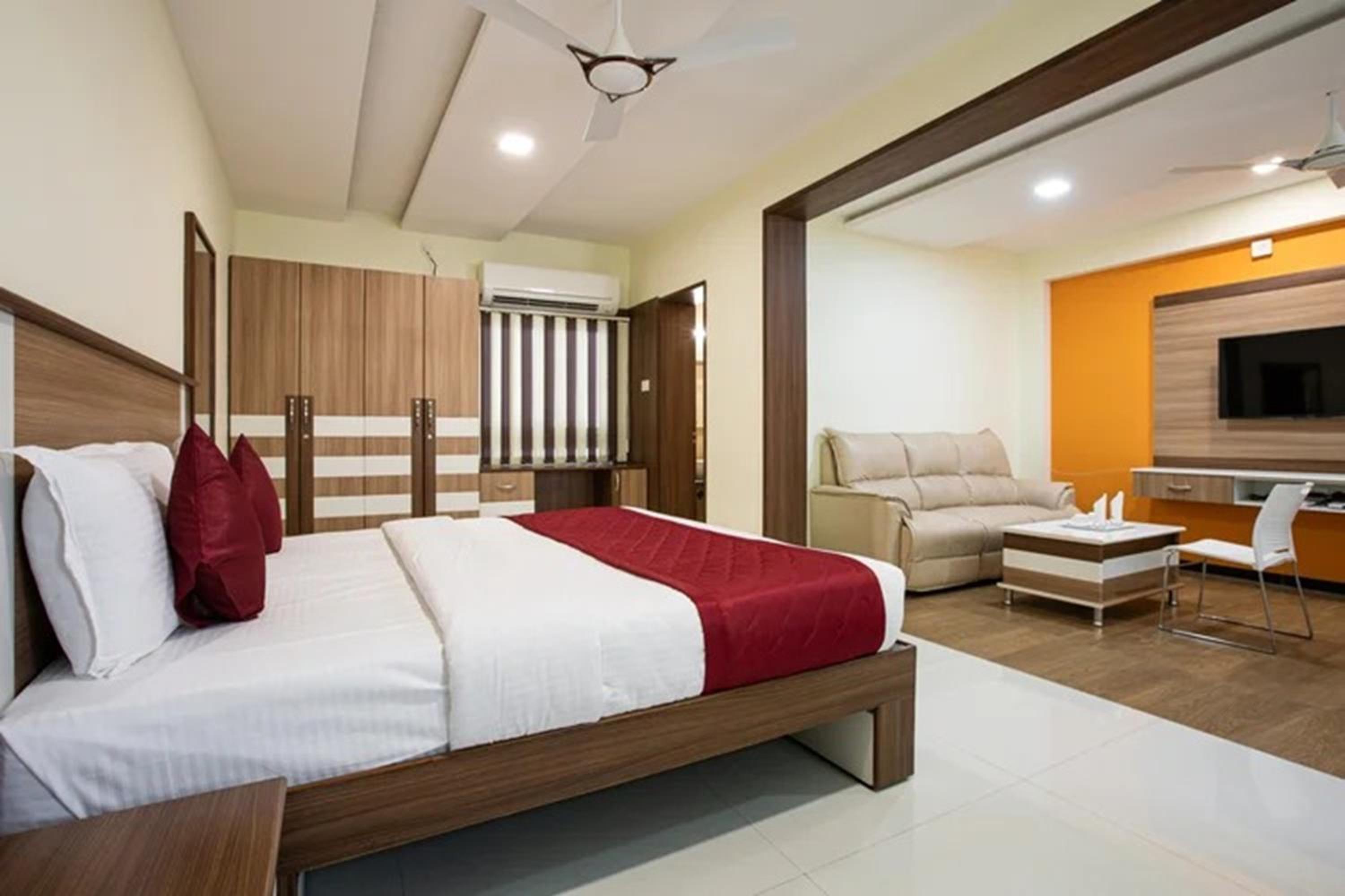 Deluxe King Suite photo 1