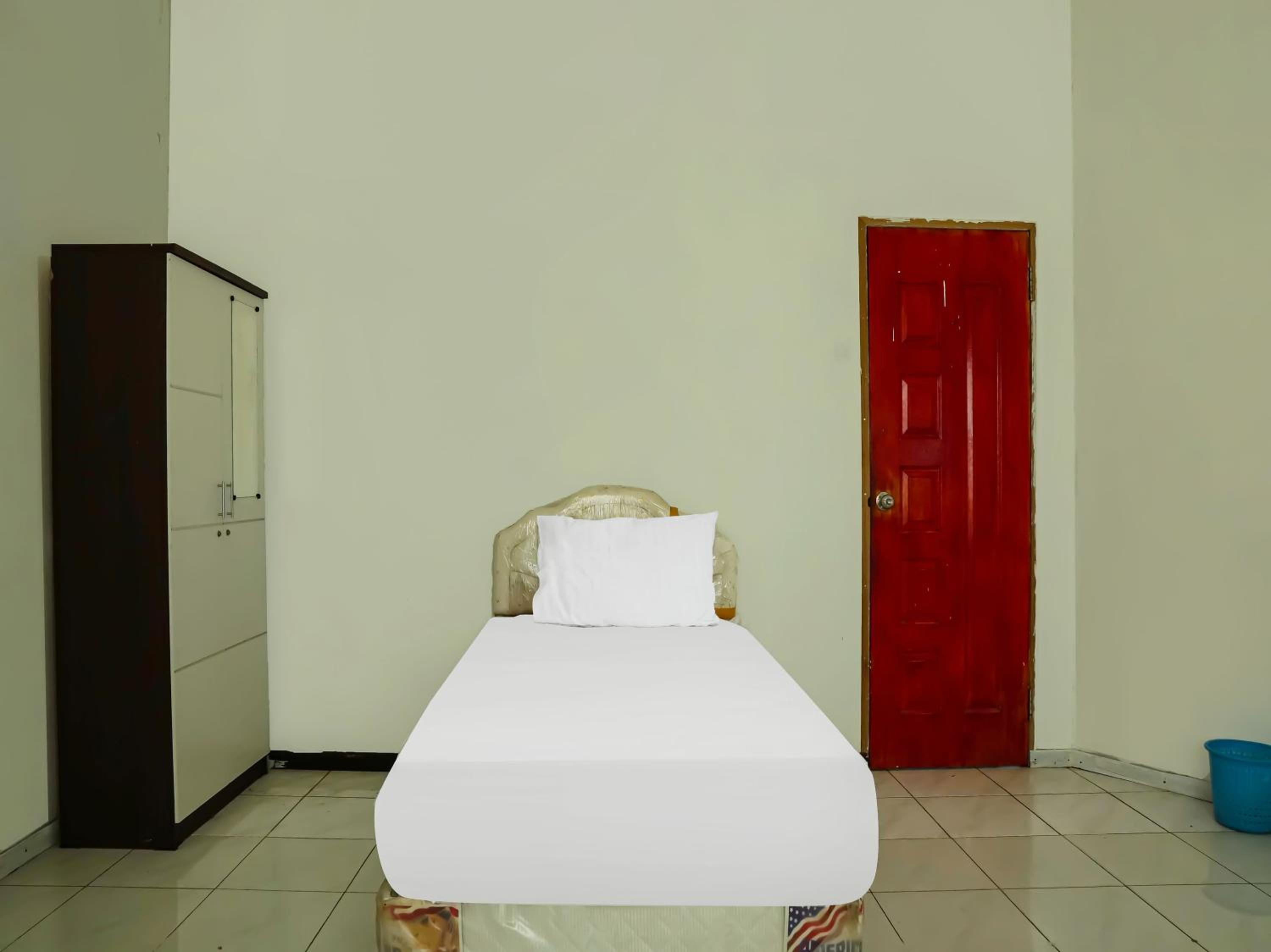 Small Twin Room - Photo 2