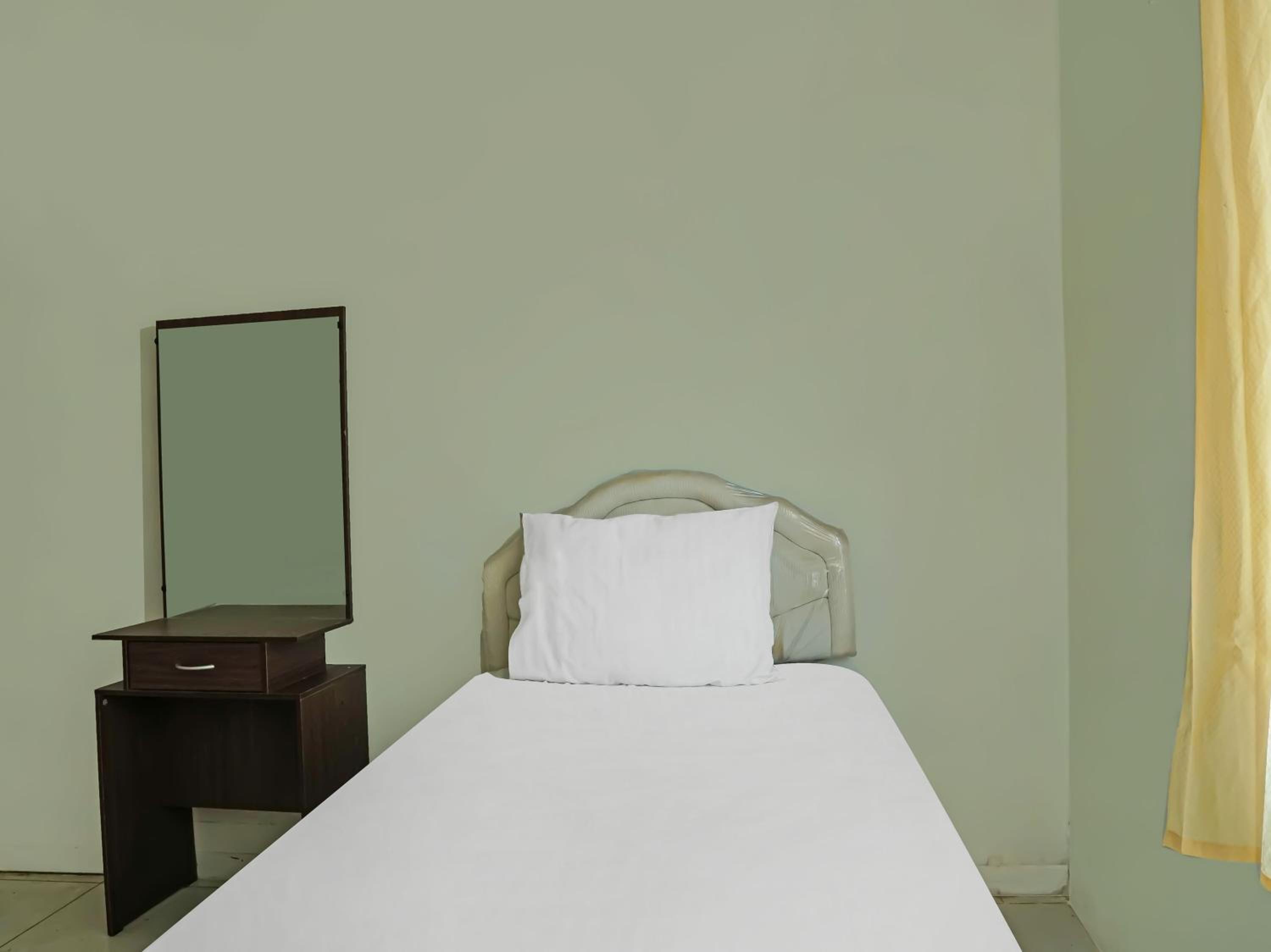 Small Twin Room - Photo 1