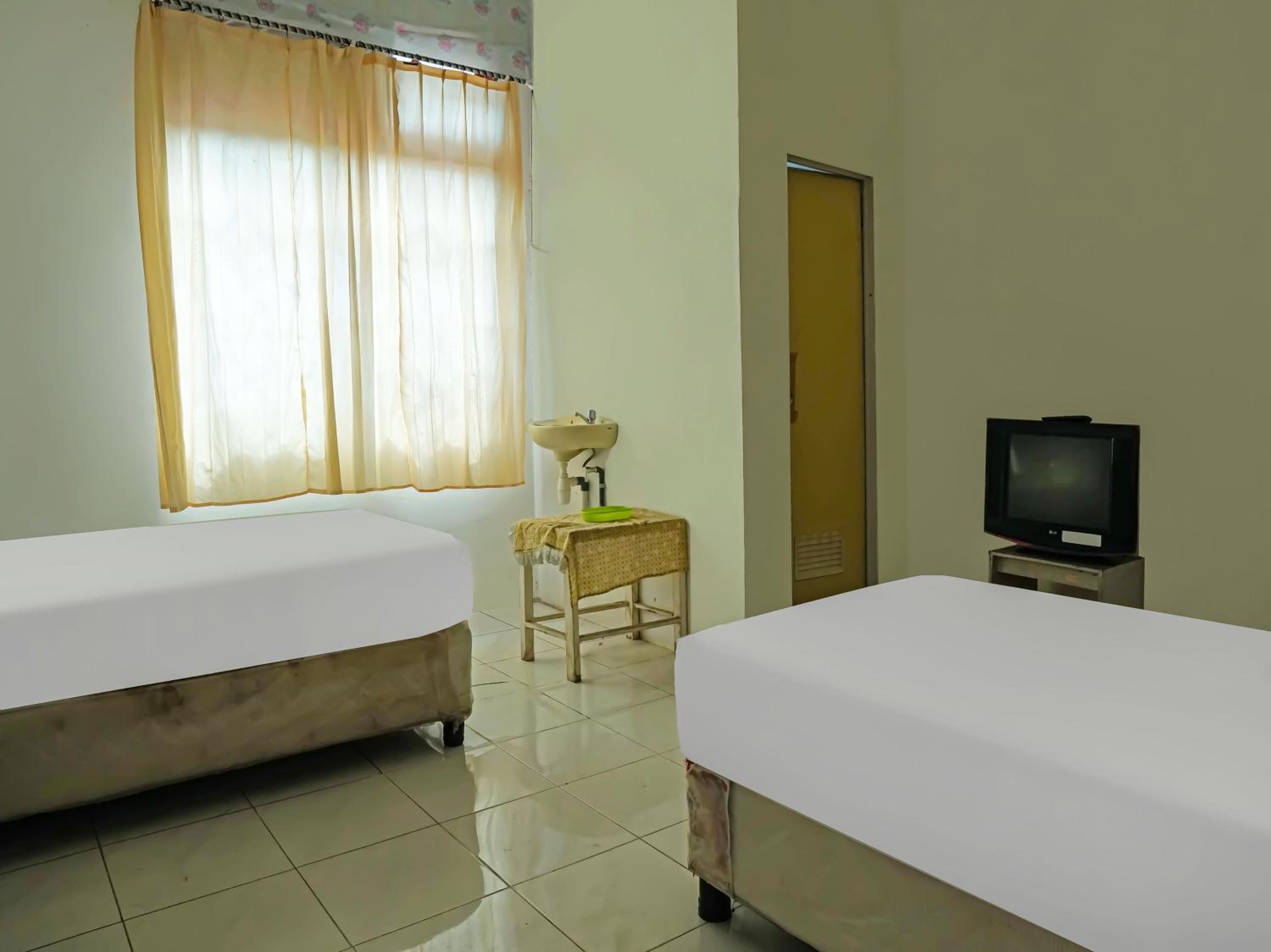 Small Twin Room - Photo 4