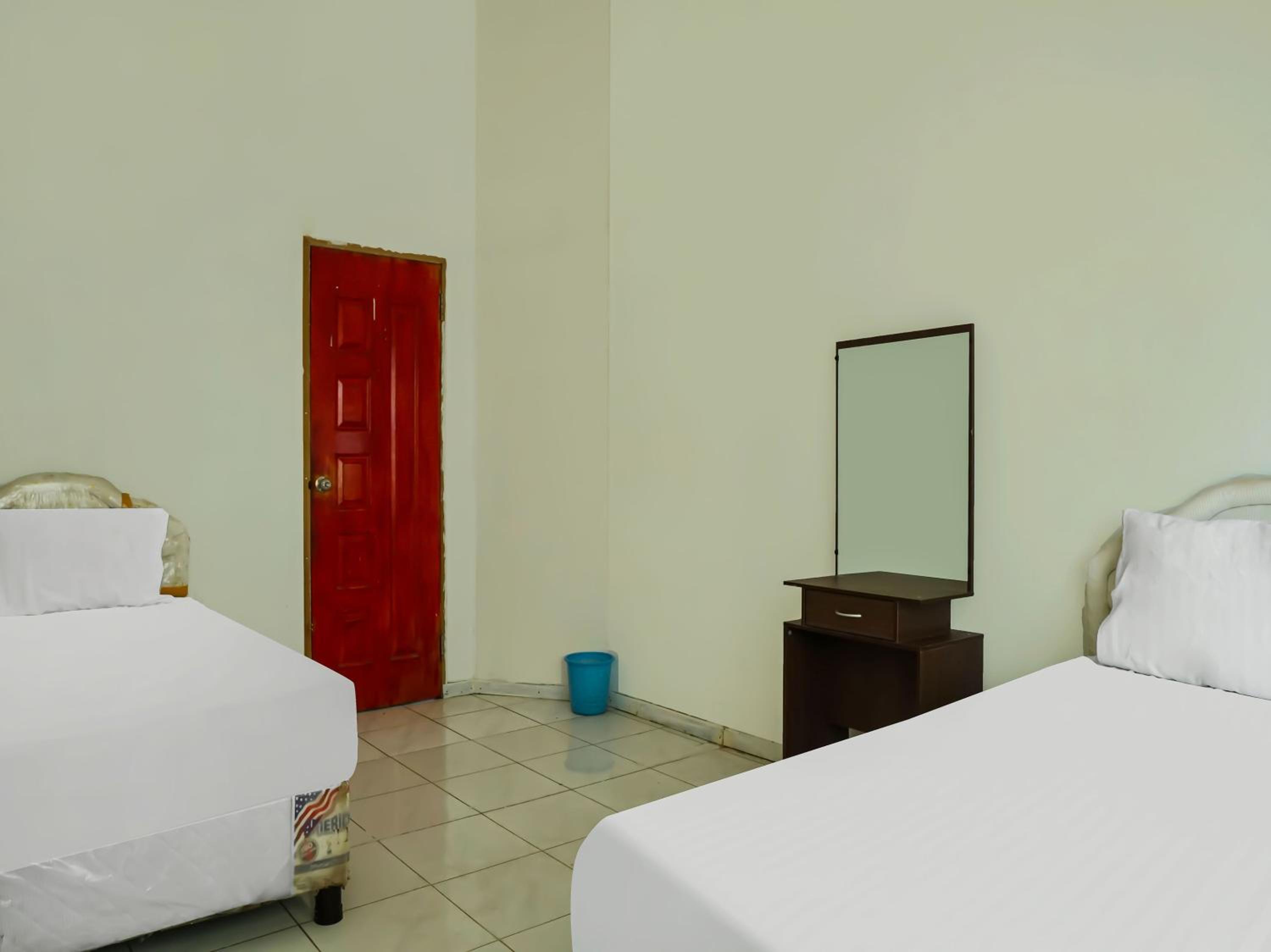Small Twin Room - Photo 3