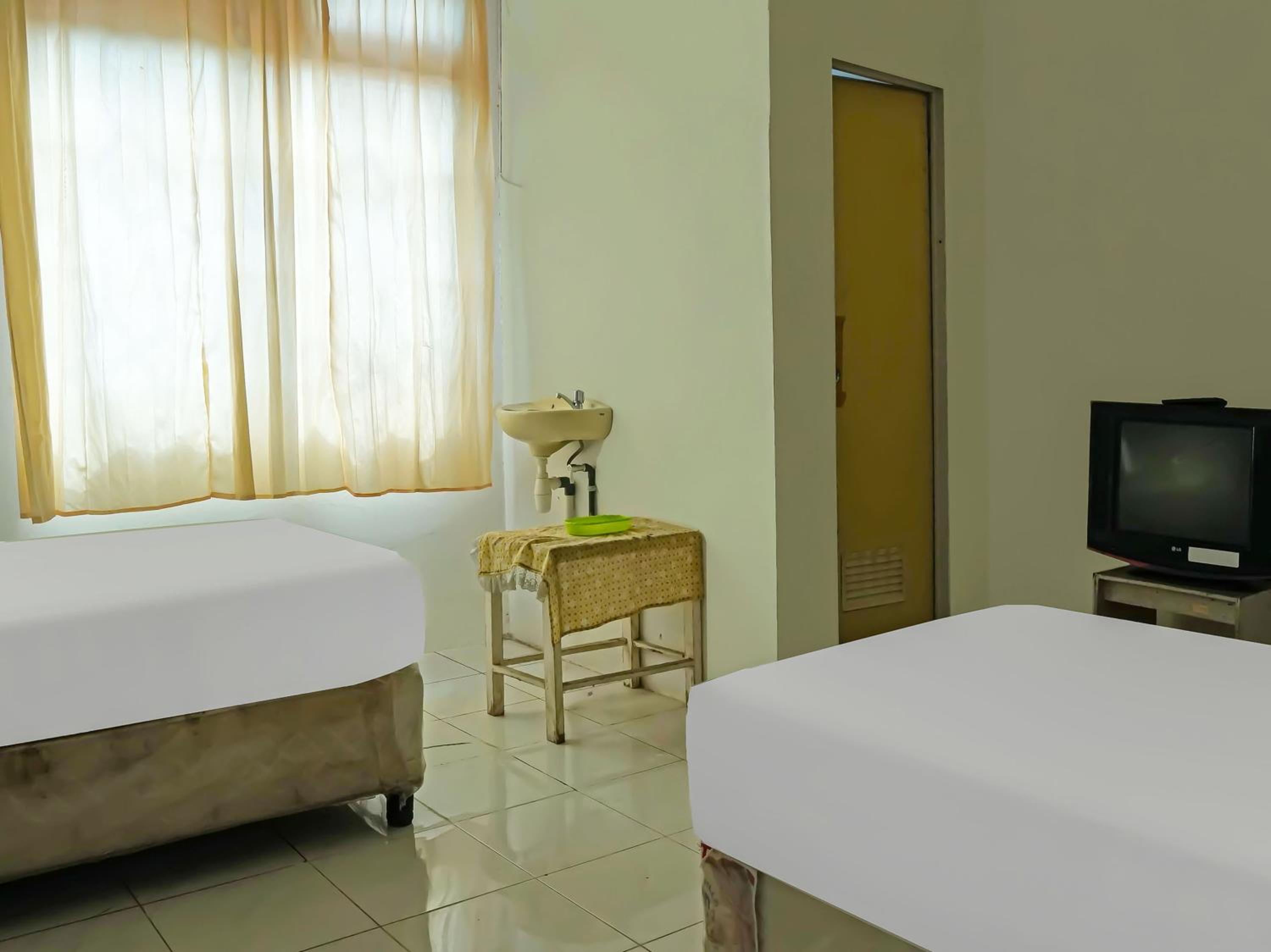 Small Twin Room - Photo 6