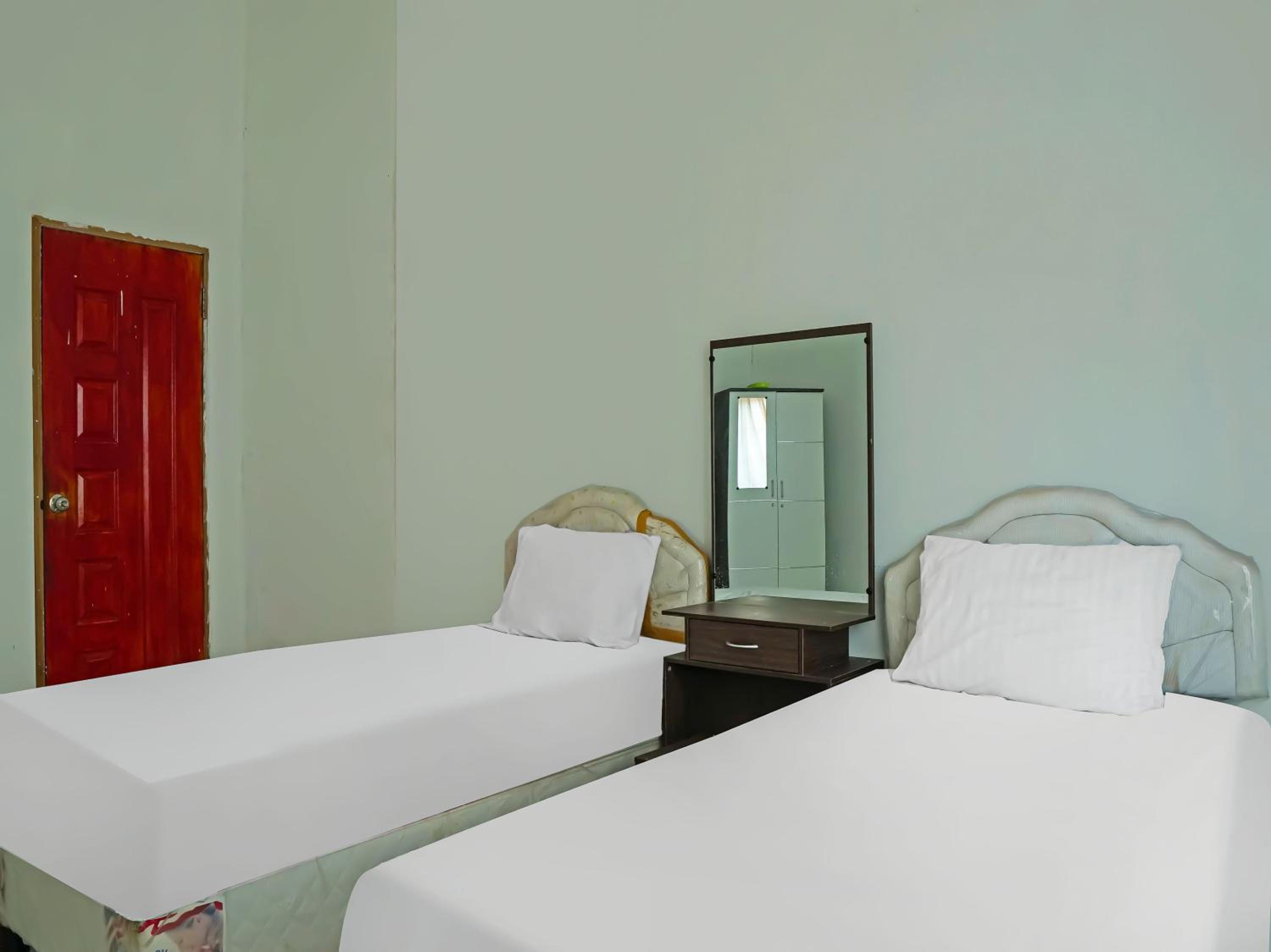 Economy Twin Room - Photo 6