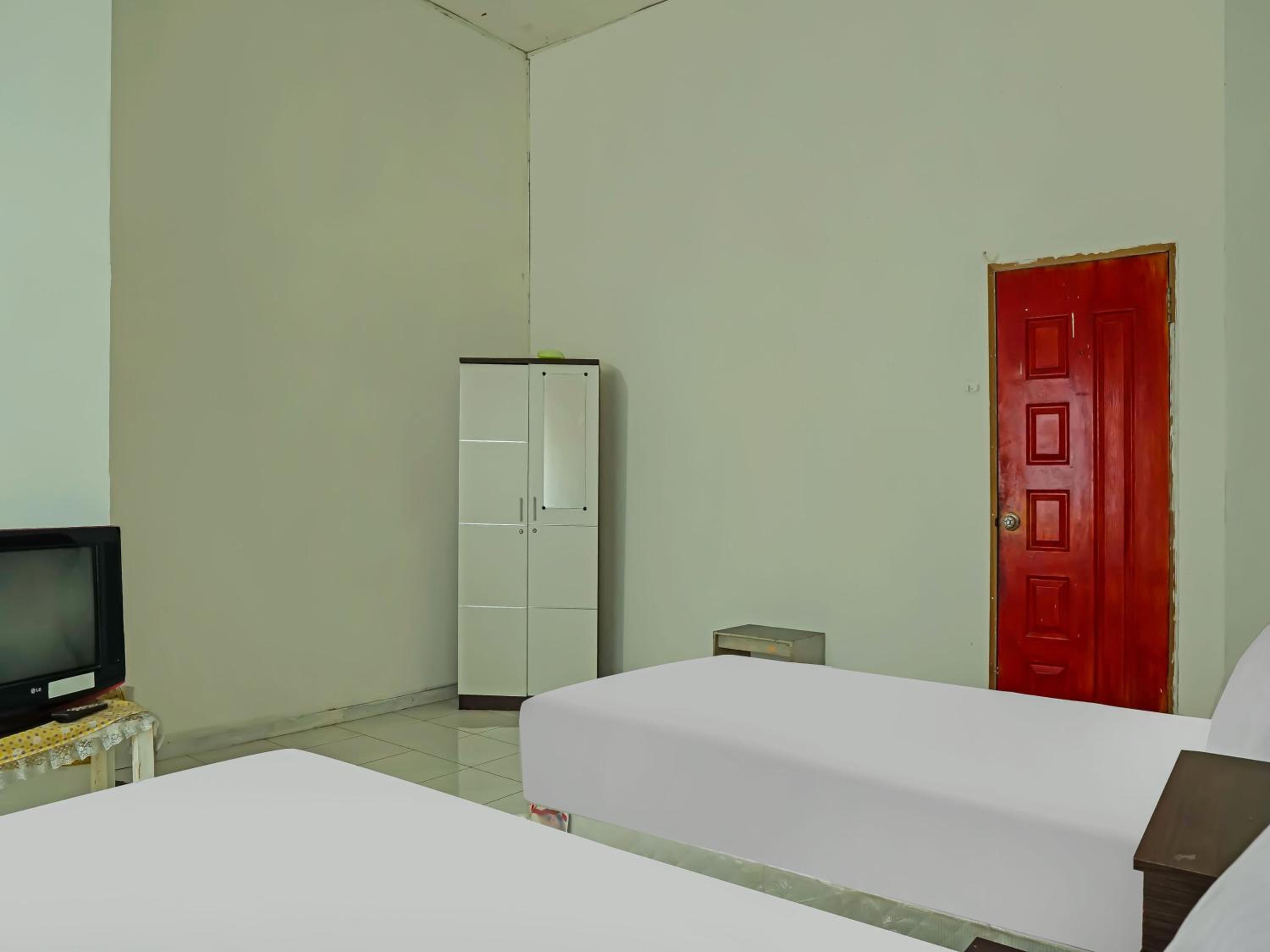 Economy Twin Room - Photo 3