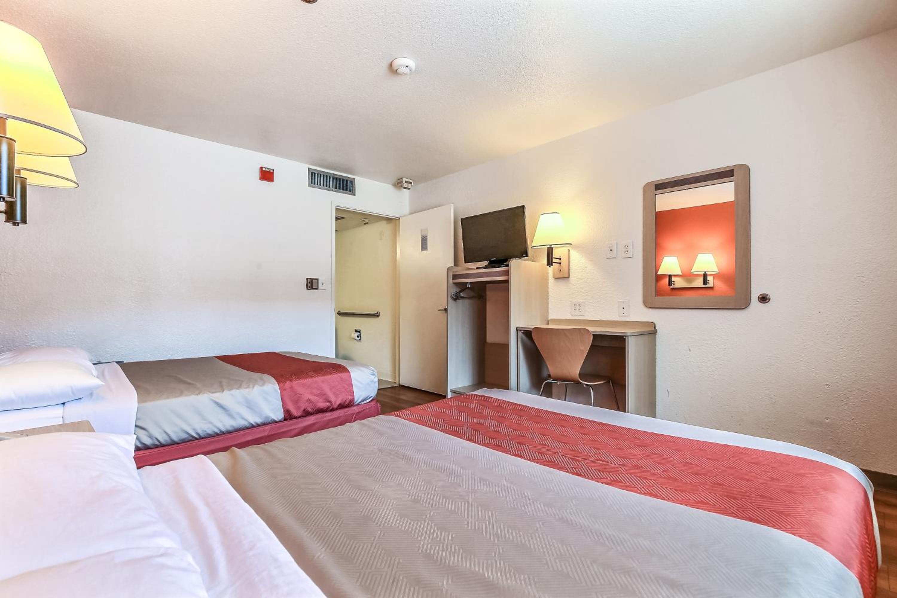 Quadruple Room With Two Queen Beds - Non Smoking photo 1