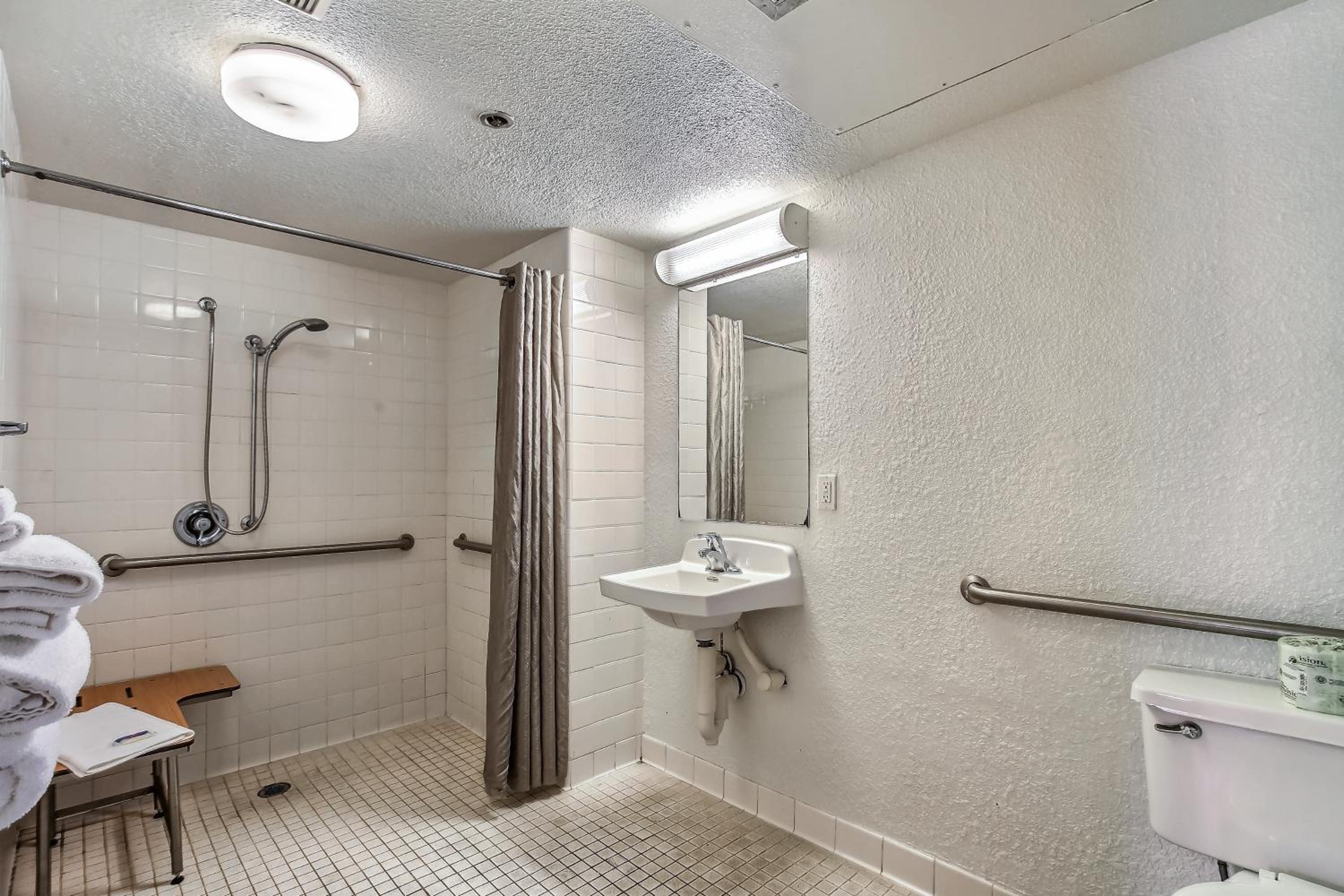 Quadruple Room With Two Queen Beds - Disability Access/Non Smoking photo 2