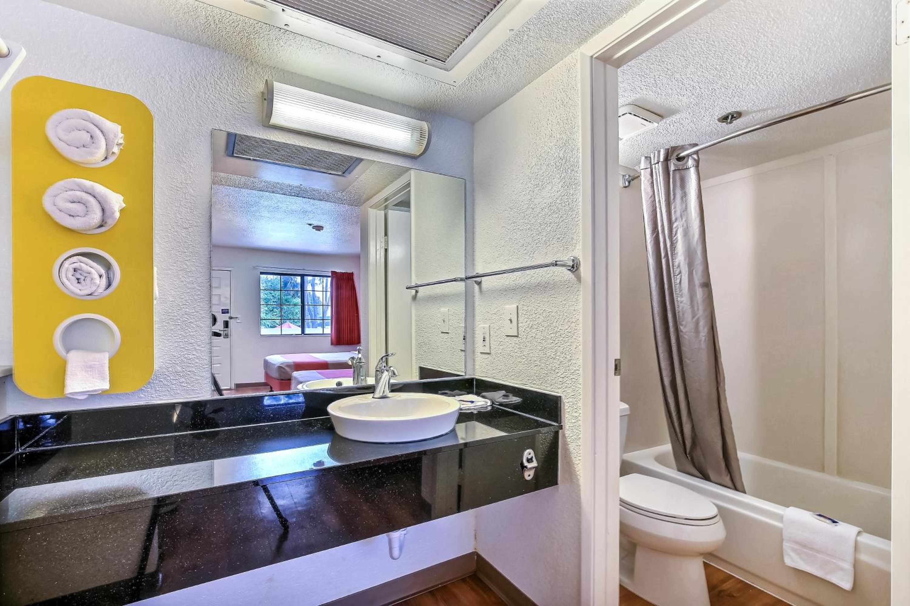 Quadruple Room With Two Queen Beds - Non Smoking photo 3