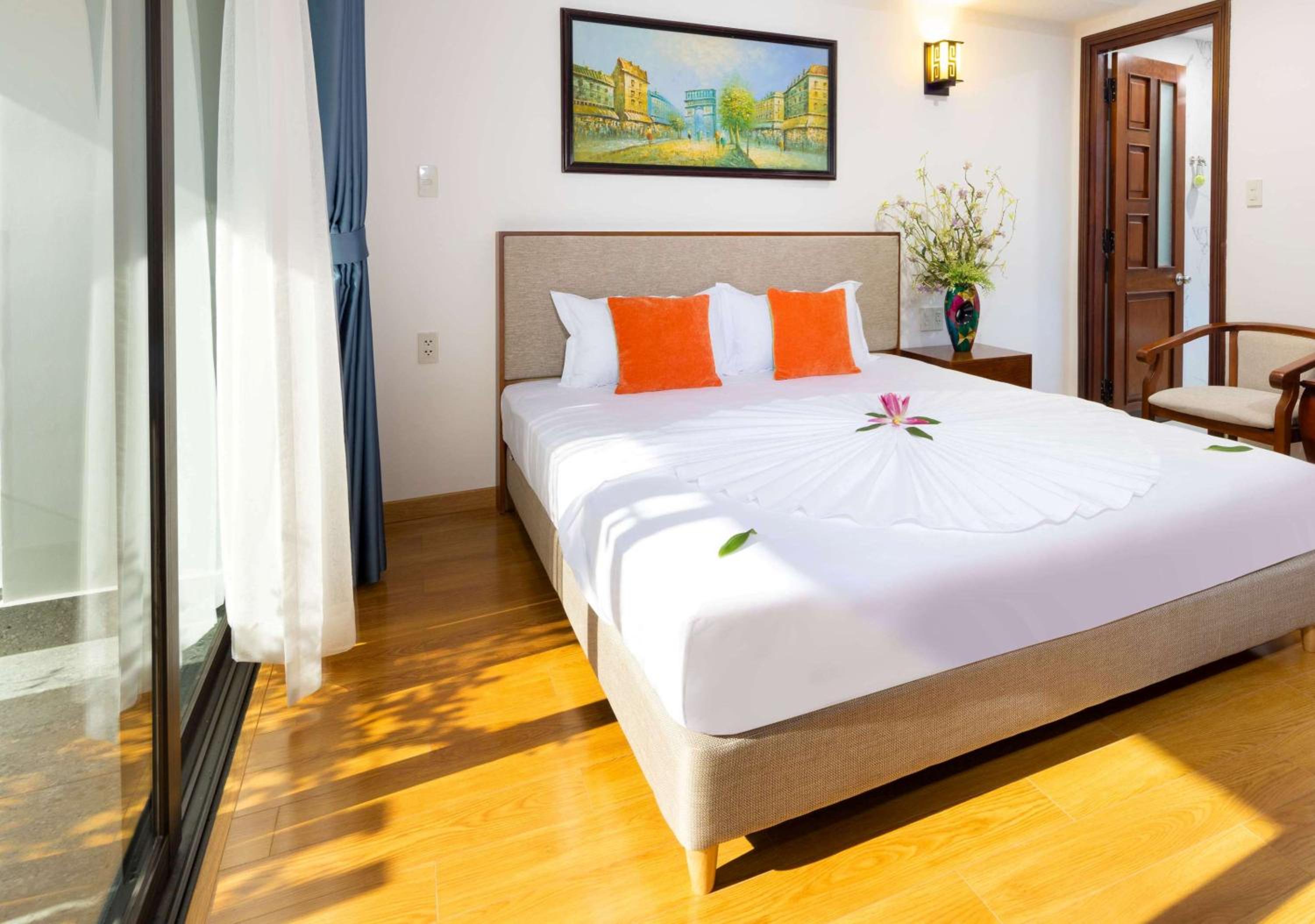 Premium Double Room with City View - Photo 3