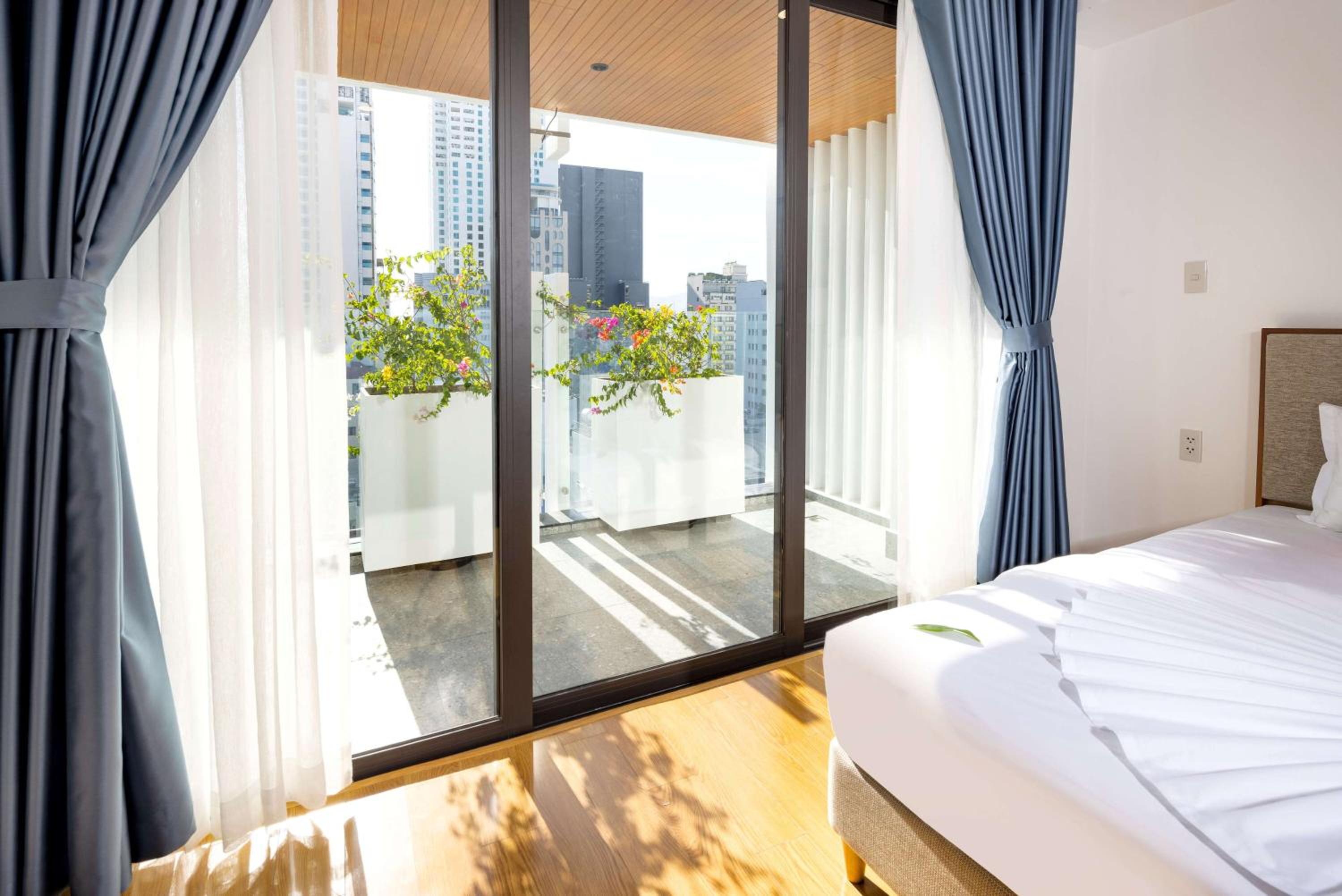 Premium Double Room with City View - Photo 6