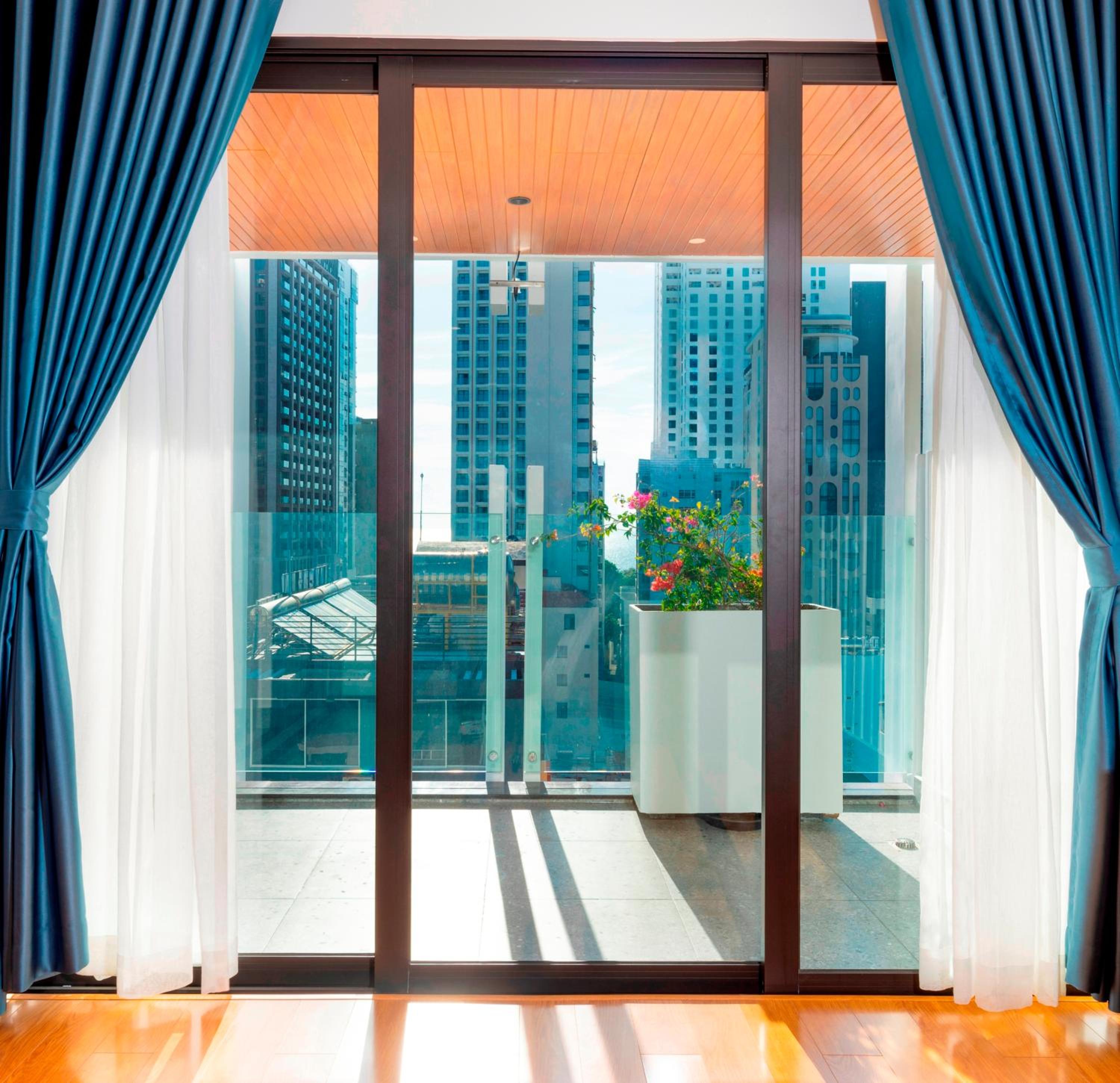 Premium Double Room with City View - Photo 4