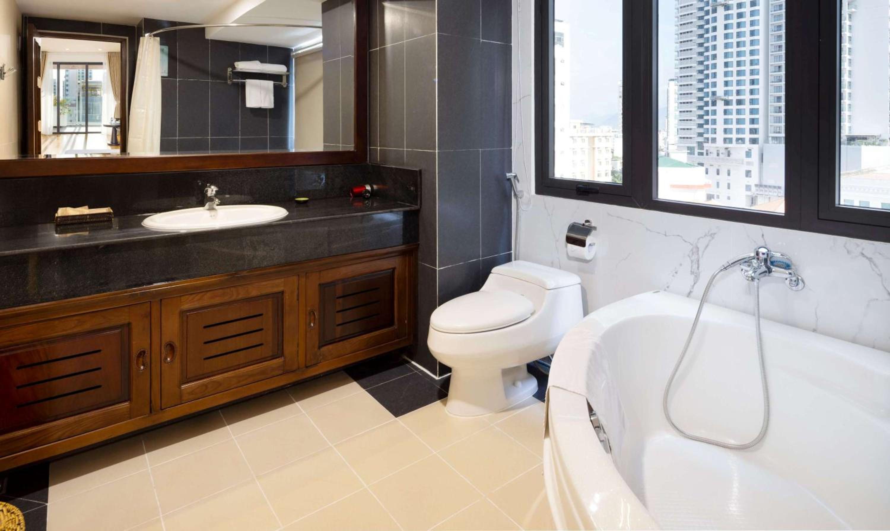 Suite with Balcony - Photo 3