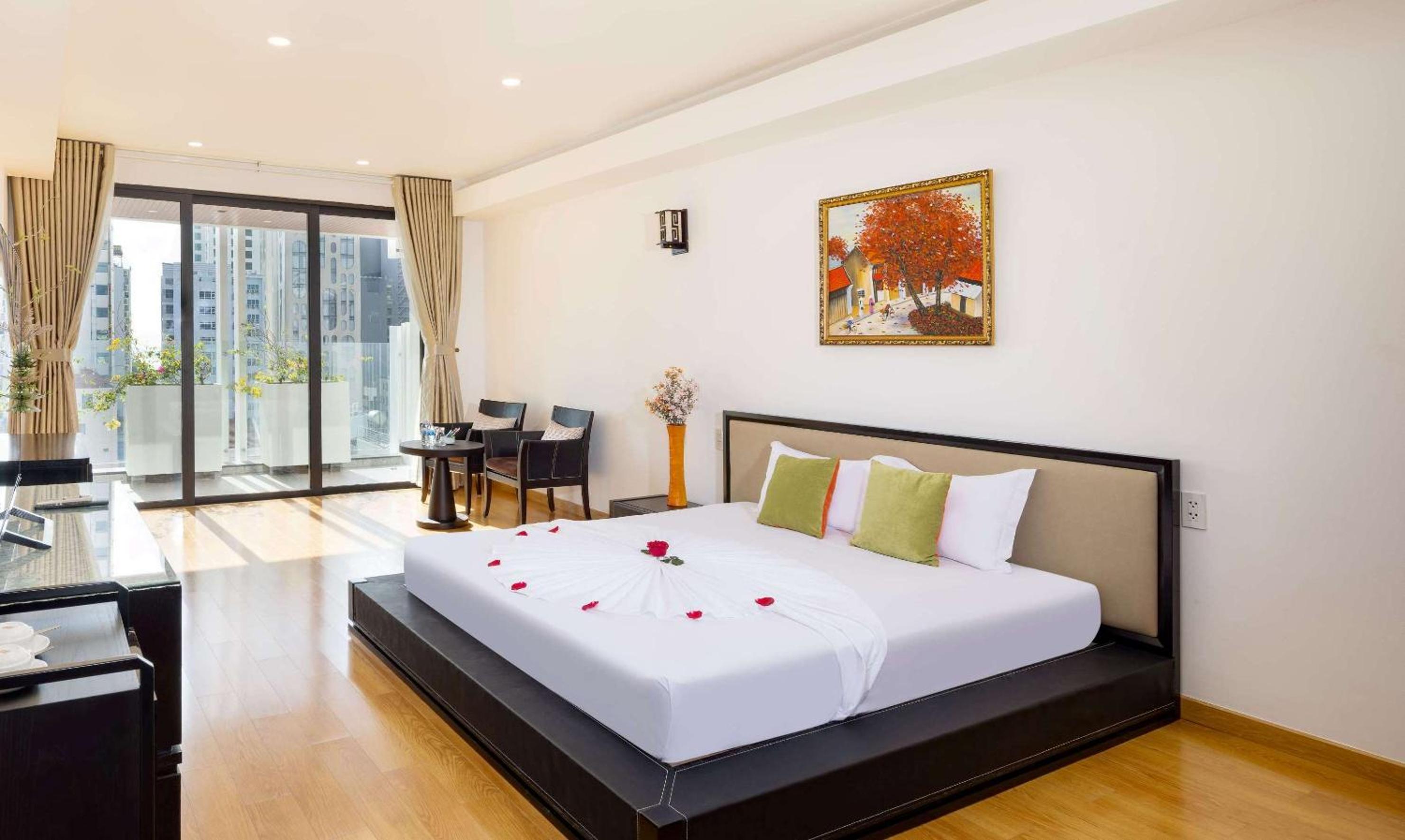 Suite with Balcony - Photo 6