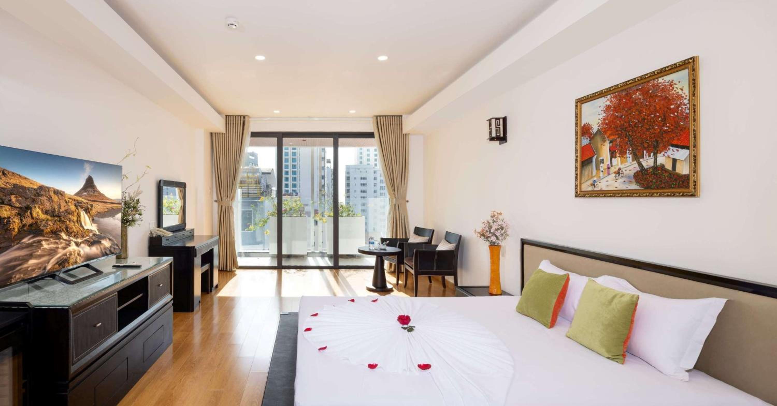 Suite with Balcony - Photo 4