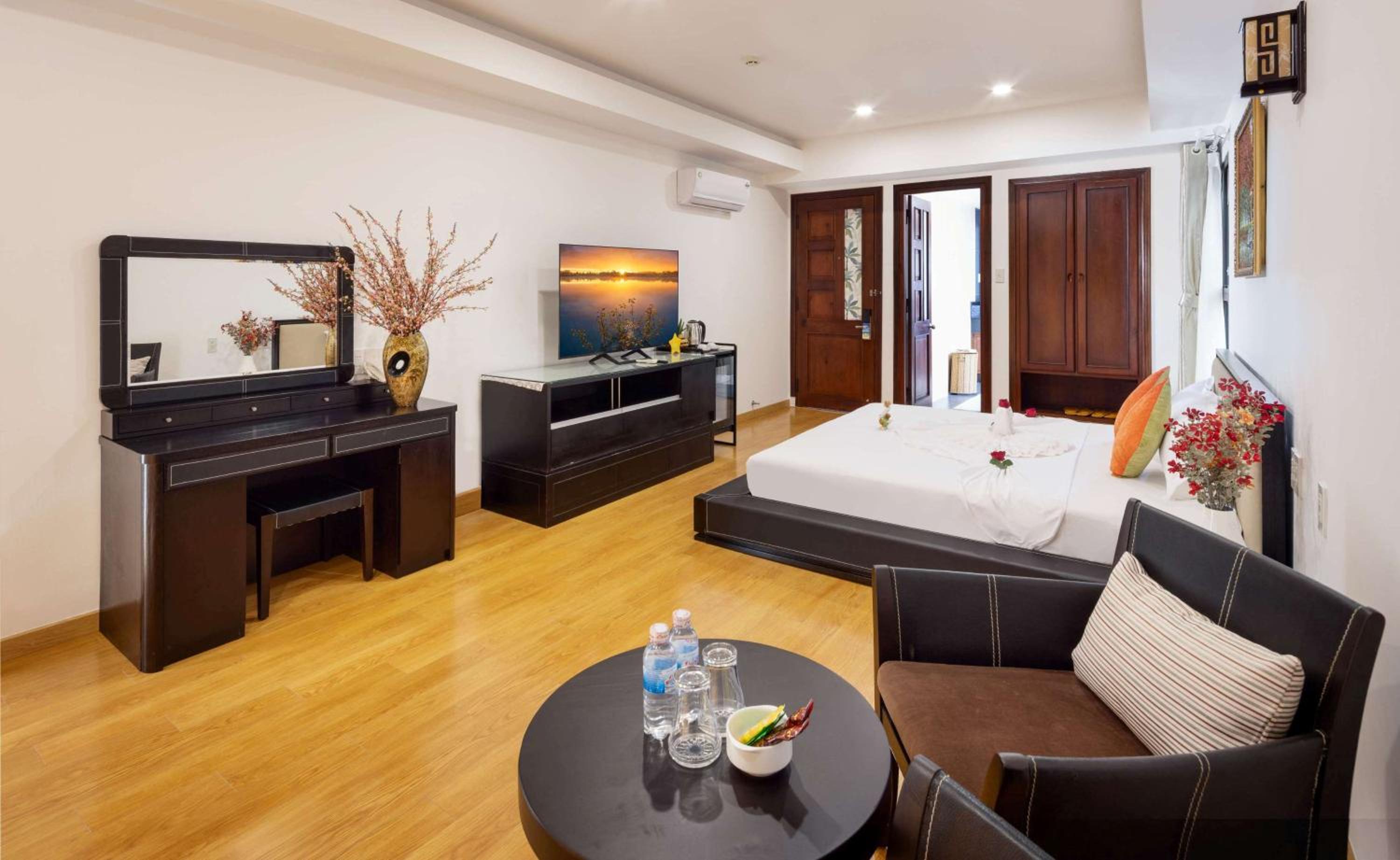 Suite with Balcony - Photo 2