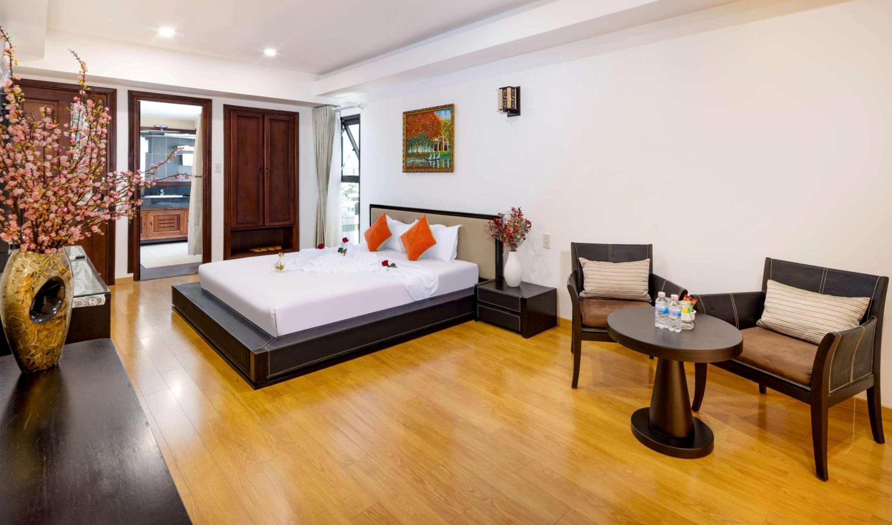 Suite with Balcony - Photo 7