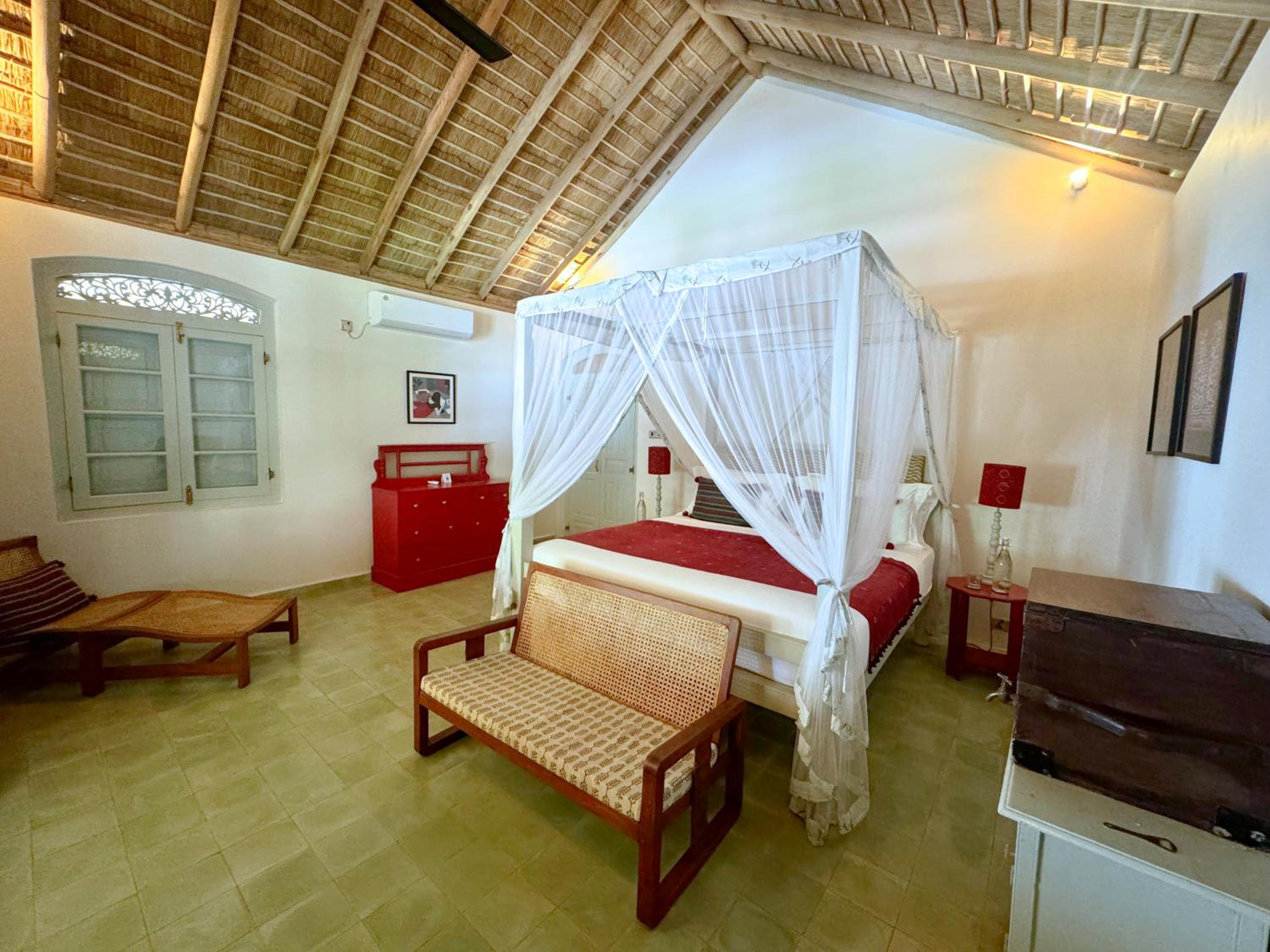 Deluxe Room with Balcony - Photo 4
