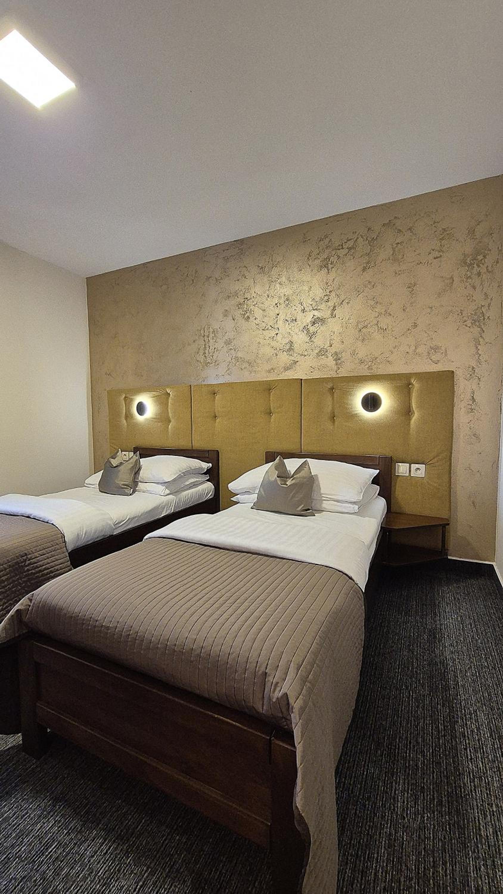 Premium Twin Room - Photo 1